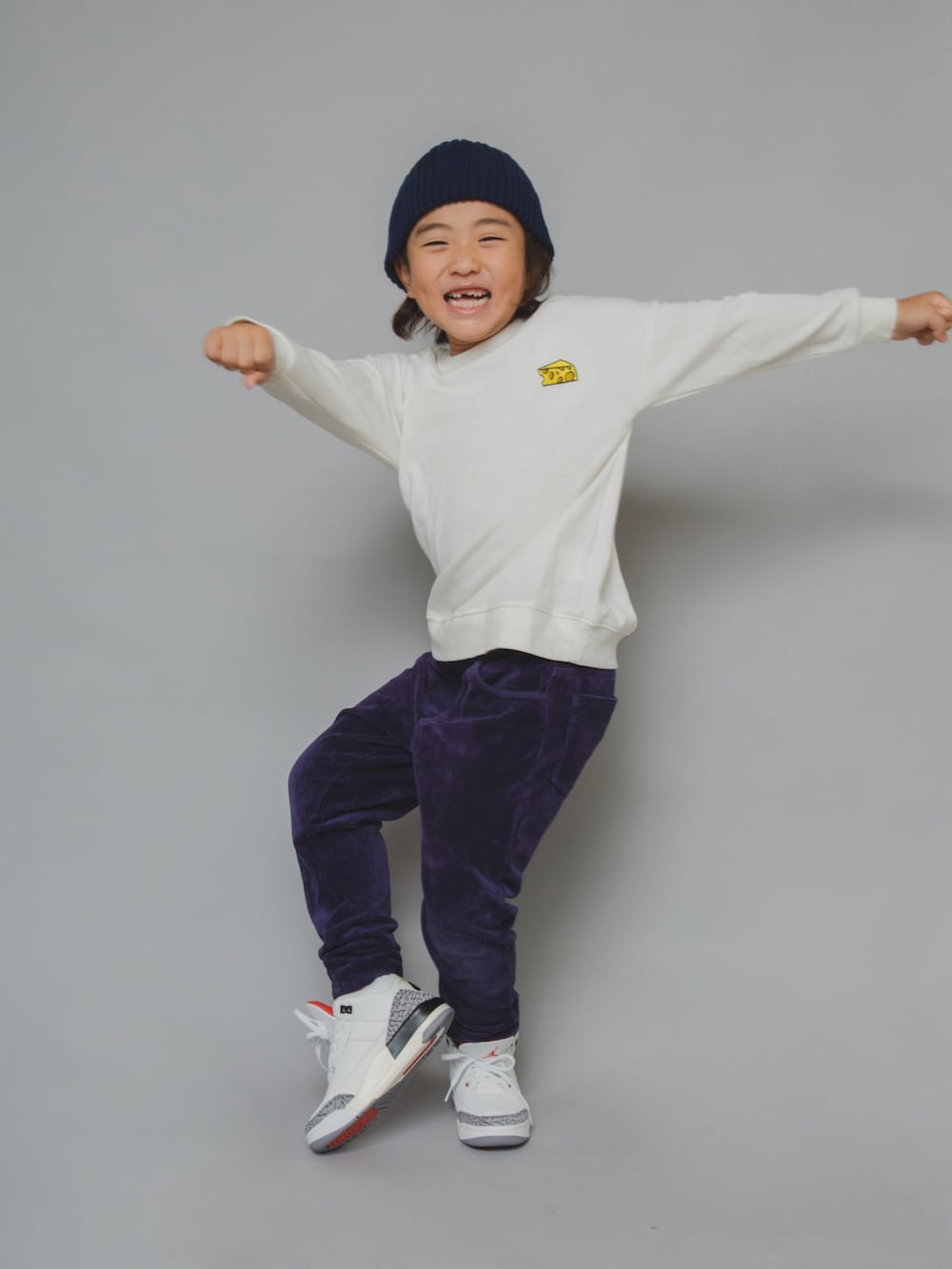 「ファッションを楽しもう、ジョーダン、男の子コーデ、冬コーデ、コーデュロイ、コーデュロイパンツ、AIR JORDAN 3 Retro、AIR JORDAN、男の子、トムとジェリー、ニット帽、スニーカー、トレーナー、秋冬コーデ、BEAMS」｜「BEAMS miniのアイテム（パンツ、パープル系）」を使った、allen19.ppさん（キッズ・125cm）の秋コーディネートの4枚目の写真