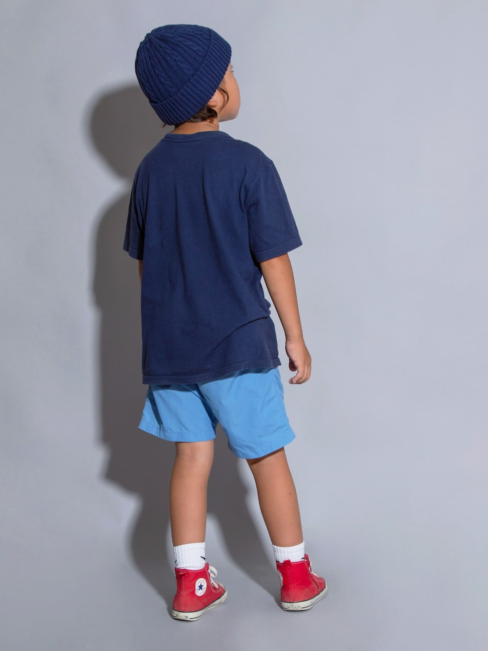 「キッズコーデ、キッズファッション、ハーフパンツ、Tシャツ、小学生、男の子、グラミチ、ニット帽、コンバース、古着MIX、アウトドアスタイル」｜「patagoniaのアイテム（Tシャツ/カットソー、ブルー系）」を使った、allen19.ppさん（キッズ・120cm）の秋コーディネートの4枚目の写真