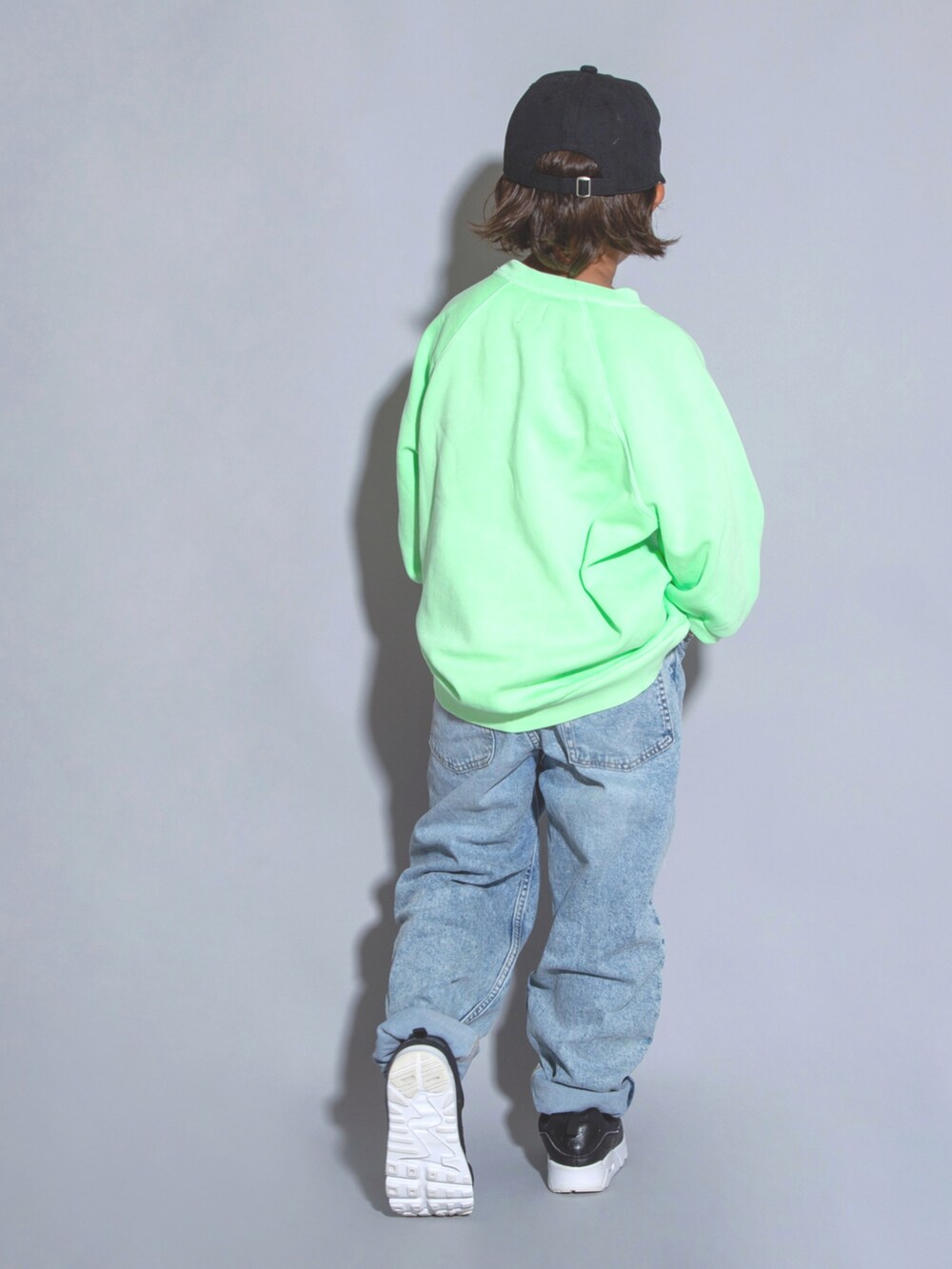 「秋服準備はじめました、NIKE AIR MAX、キッズ、kids、男の子、キッズコーデ、デニム、ユニセックス、ナイキ、ゆったりコーデ、秋冬コーデ、デニムパンツ、スニーカー」｜「GLOBAL WORKの洗える抗菌／ロゴCAP/187436（キャップ、ブラック系）」を使った、allen19.ppさん（キッズ・120cm）の秋コーディネートの2枚目の写真