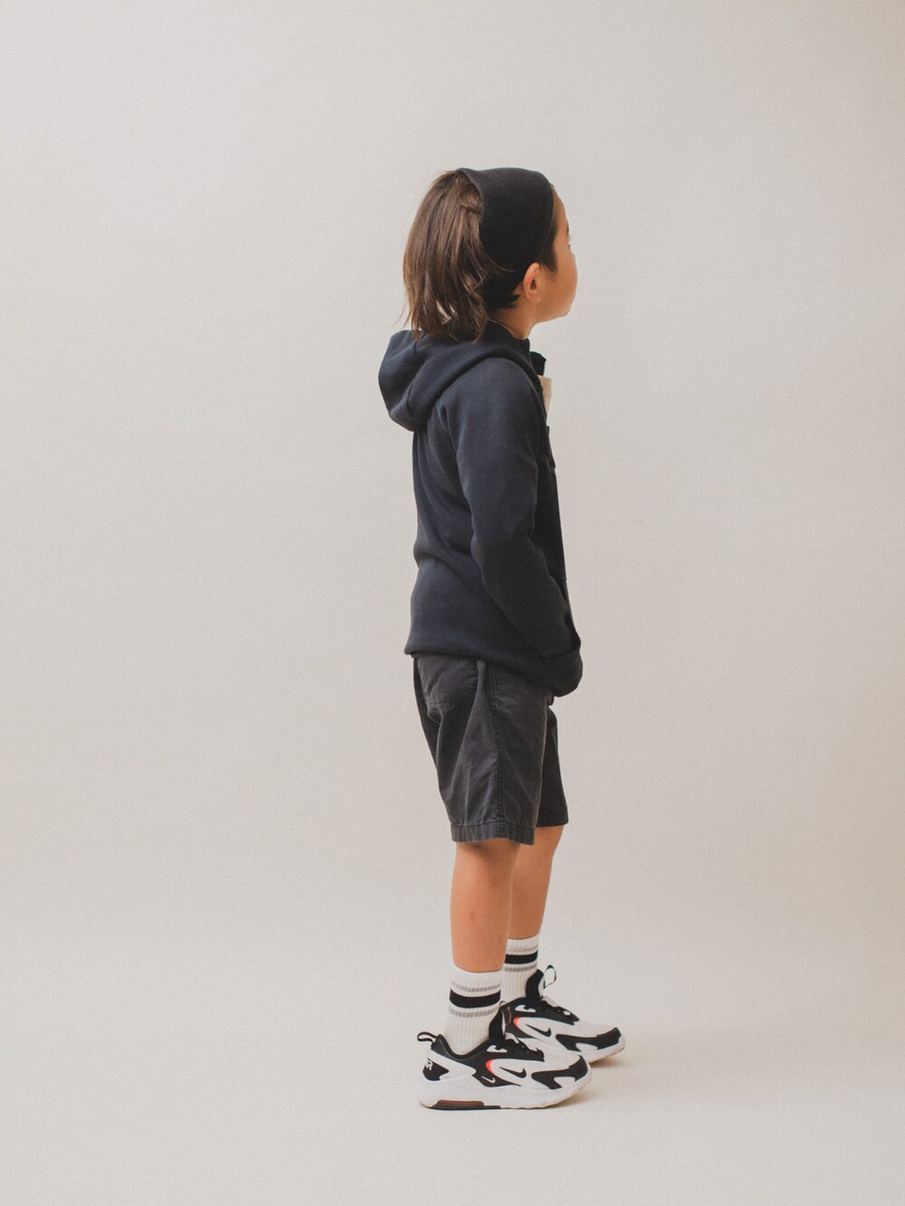 「秋服準備はじめました、カジュアルコーデ、スポーツミックス、ナイキスニーカー、NIKE AIR MAX、NIKE、スニーカーコーデ、テックフリース、スニーカー、ストリート、キッズコーデ、秋コーデ、キッズファッション、普段着、学校」｜「NIKEのアイテム（スニーカー、ホワイト系）」を使った、allen19.ppさん（キッズ・120cm）の秋コーディネートの3枚目の写真