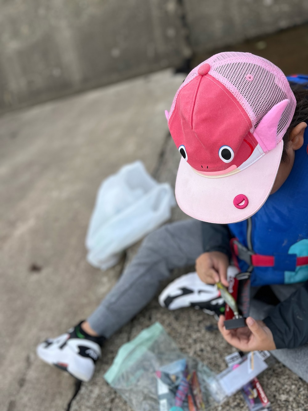 「釣りコーデ、釣り、スニーカー、NIKE、スウェットパンツ、テックフリース、男の子ファッション、休日スタイル、休日コーデ、アウトドアスタイル、パンツスタイル、秋コーデ、キャップ、鯛帽子、キッズファッション」｜「point非売品のアイテム（キャップ、ピンク系）」を使った、allen19.ppさん（キッズ・120cm）の秋コーディネートの2枚目の写真