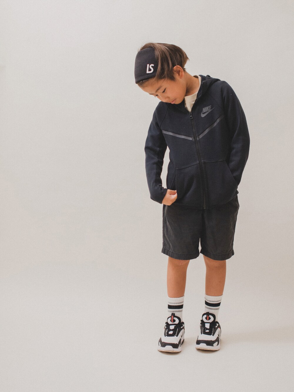 「秋服準備はじめました、カジュアルコーデ、スポーツミックス、ナイキスニーカー、NIKE AIR MAX、NIKE、スニーカーコーデ、テックフリース、スニーカー、ストリート、キッズコーデ、秋コーデ、キッズファッション、普段着、学校」｜「NIKEのアイテム（スニーカー、ホワイト系）」を使った、allen19.ppさん（キッズ・120cm）の秋コーディネートの4枚目の写真