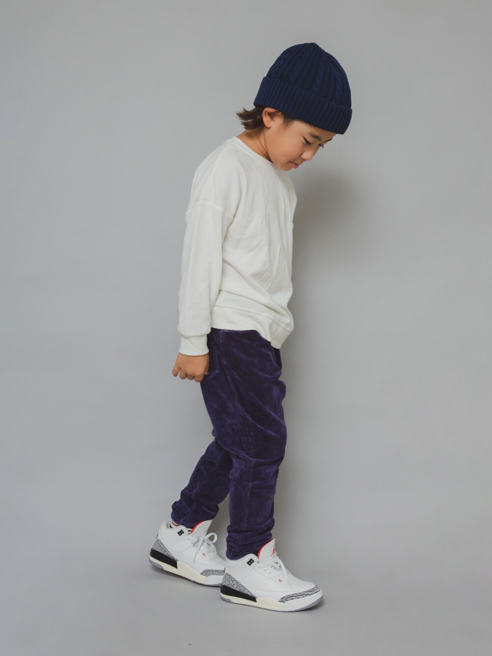 「ファッションを楽しもう、ジョーダン、男の子コーデ、冬コーデ、コーデュロイ、コーデュロイパンツ、AIR JORDAN 3 Retro、AIR JORDAN、男の子、トムとジェリー、ニット帽、スニーカー、トレーナー、秋冬コーデ、BEAMS」｜「BEAMS miniのアイテム（パンツ、パープル系）」を使った、allen19.ppさん（キッズ・125cm）の秋コーディネートの2枚目の写真