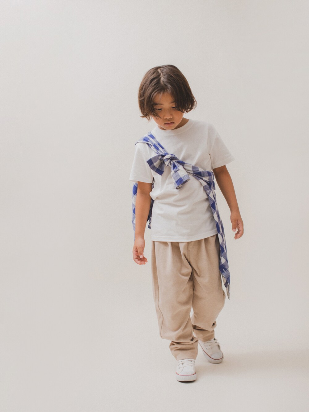 「カジュアルコーデ、プチプラ、tiny manon、ベージュ、チェックシャツ、白Tシャツ、converse、秋コーデ、きれいめカジュアル、バースデイ、カジュアル、シンプルコーデ、ストリート、キッズファッション」｜「tinymanonのアイテム（パンツ、ベージュ系）」を使った、allen19.ppさん（キッズ・120cm）の秋コーディネートの2枚目の写真