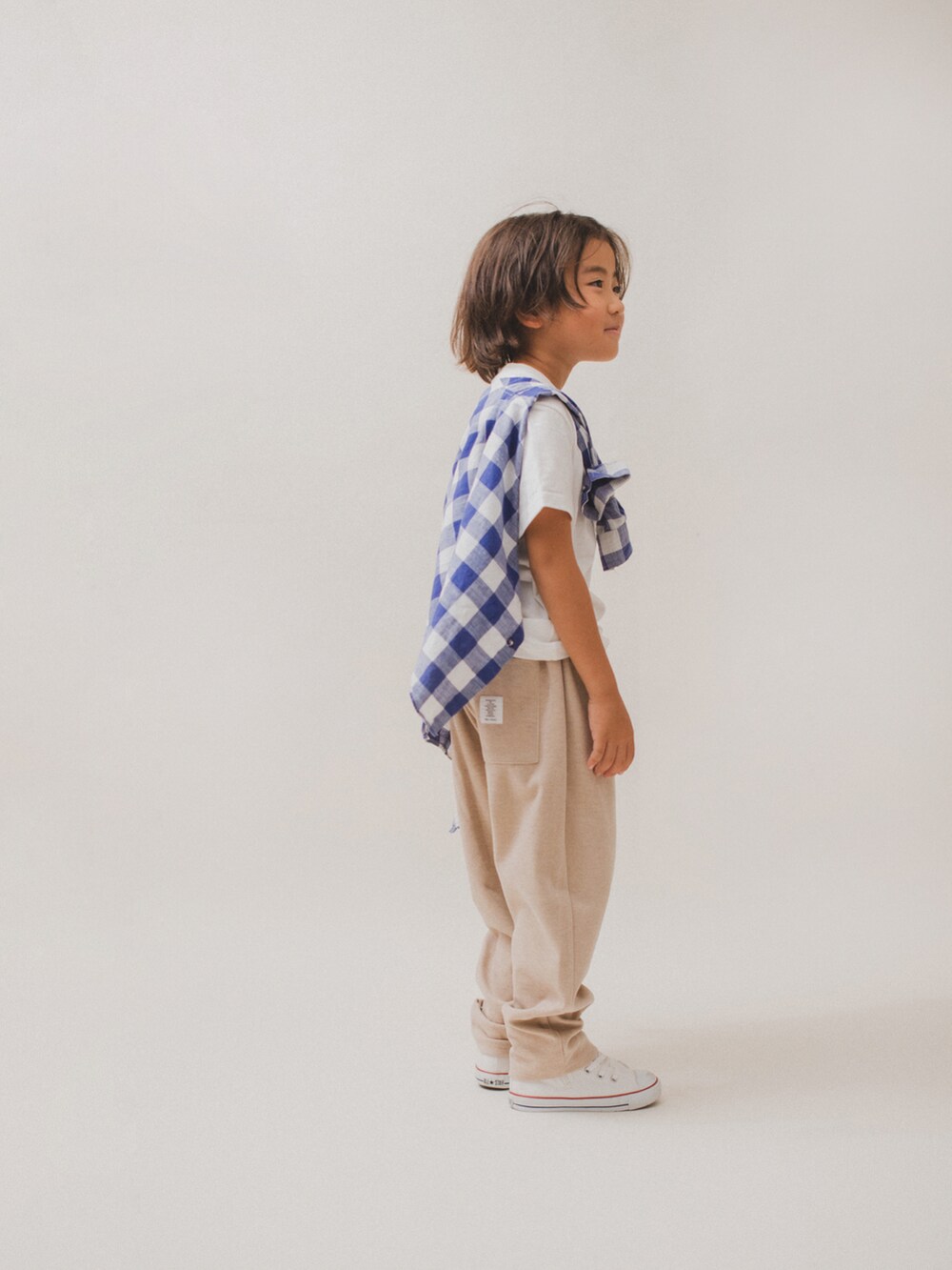 「カジュアルコーデ、プチプラ、tiny manon、ベージュ、チェックシャツ、白Tシャツ、converse、秋コーデ、きれいめカジュアル、バースデイ、カジュアル、シンプルコーデ、ストリート、キッズファッション」｜「tinymanonのアイテム（パンツ、ベージュ系）」を使った、allen19.ppさん（キッズ・120cm）の秋コーディネートの4枚目の写真