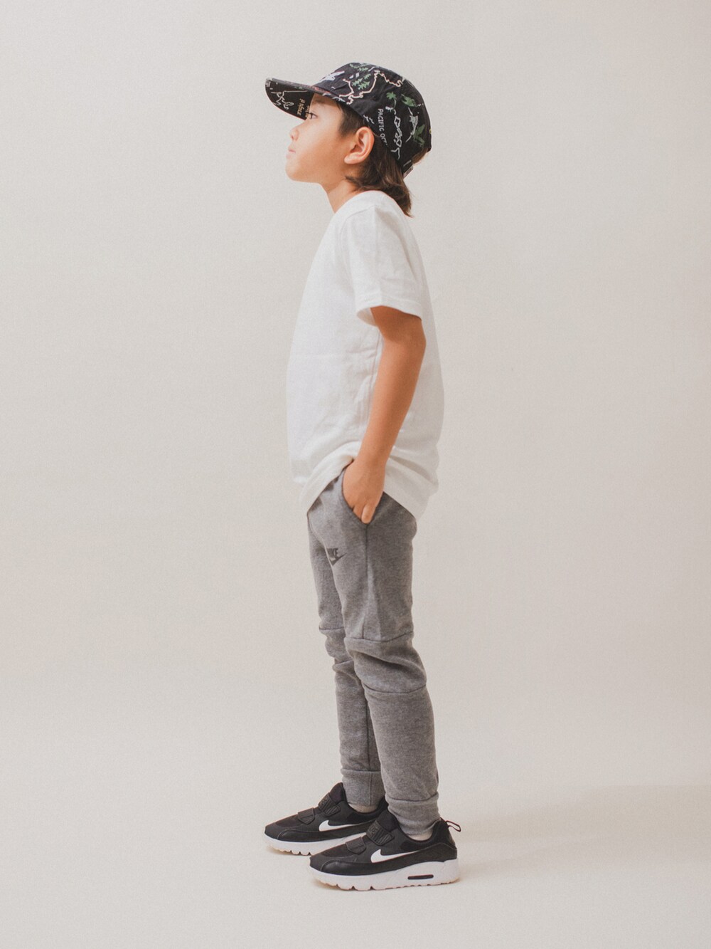 「カジュアルコーデ、スニーカー、キャップ、スニーカーコーデ、ストリート、カジュアル、Tシャツ、NIKE、stussy、秋コーデ、キッズコーデ、普段着、小学生、スエット」｜「United AthleのUnited Athle/5.6オンス ハイクオリティー 無地 コットン Tシャツ 〈90～120cm〉（Tシャツ/カットソー、ホワイト系）」を使った、allen19.ppさん（キッズ・120cm）の秋コーディネートの2枚目の写真