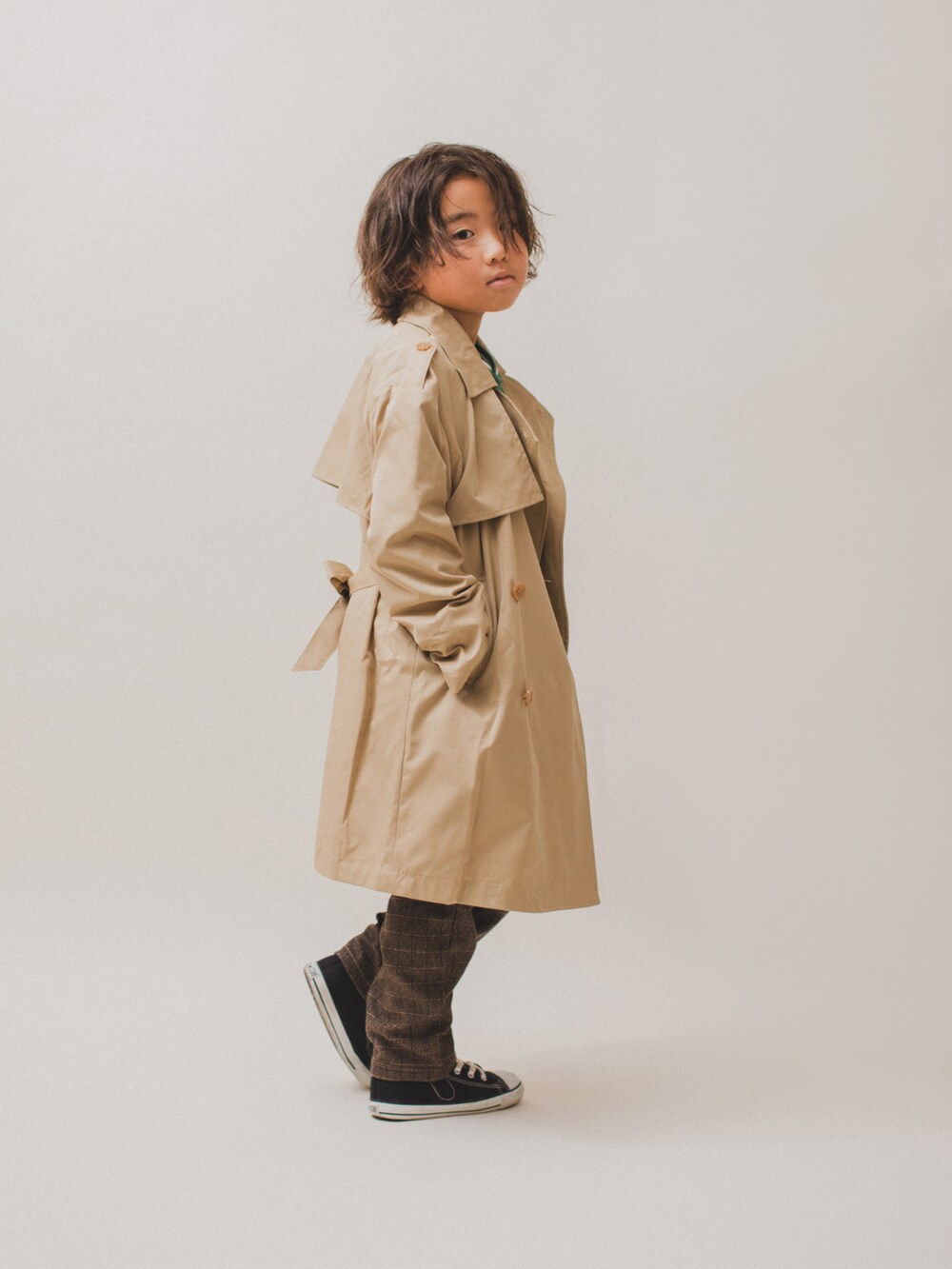「キッズファッション、キッズコーデ、トレンチコート、ブラウンパンツ、ブラウンコーデ、ブラウン、converse、コンバース、秋コーデ、秋冬コーデ、男の子、きれいめカジュアル、PR」｜「tinymanonのアイテム（パンツ、ブラウン系）」を使った、allen19.ppさん（キッズ・120cm）の秋コーディネートの3枚目の写真