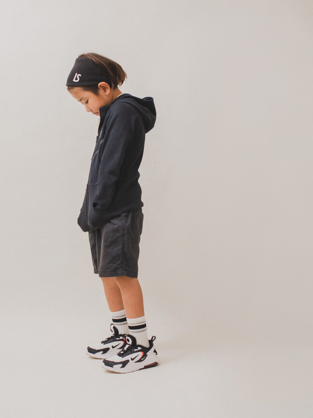 「秋服準備はじめました、カジュアルコーデ、スポーツミックス、ナイキスニーカー、NIKE AIR MAX、NIKE、スニーカーコーデ、テックフリース、スニーカー、ストリート、キッズコーデ、秋コーデ、キッズファッション、普段着、学校」｜「NIKEのアイテム（スニーカー、ホワイト系）」を使った、allen19.ppさん（キッズ・120cm）の秋コーディネートの2枚目の写真