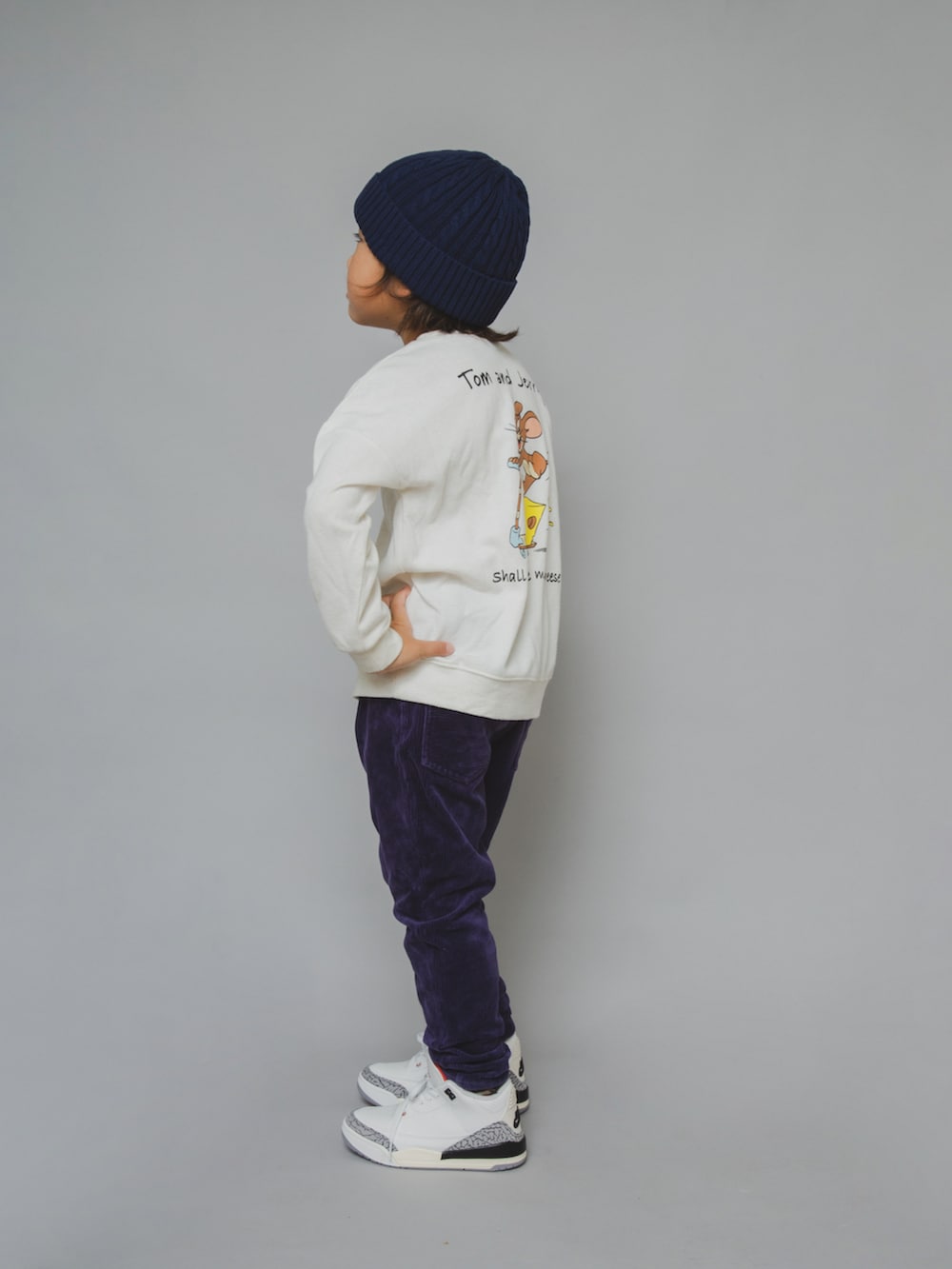 「ファッションを楽しもう、ジョーダン、男の子コーデ、冬コーデ、コーデュロイ、コーデュロイパンツ、AIR JORDAN 3 Retro、AIR JORDAN、男の子、トムとジェリー、ニット帽、スニーカー、トレーナー、秋冬コーデ、BEAMS」｜「BEAMS miniのアイテム（パンツ、パープル系）」を使った、allen19.ppさん（キッズ・125cm）の秋コーディネートの3枚目の写真