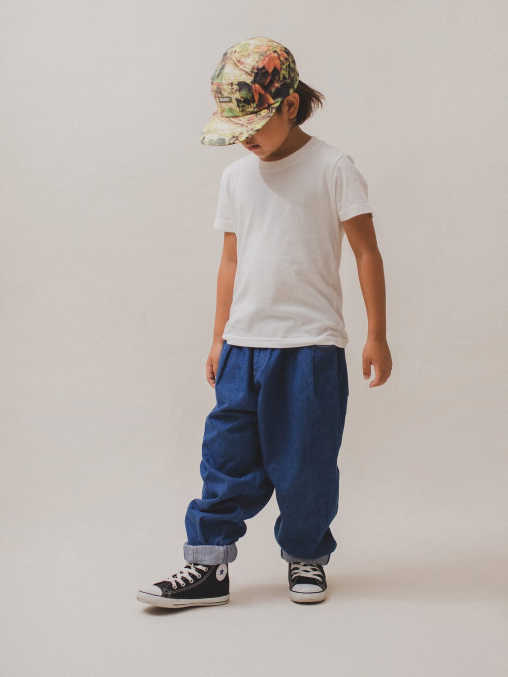 「カジュアルコーデ、ストリート、デニムパンツ、白Tシャツ、デニム、デニムコーデ、キャップ、converse、コンバース、カジュアル、ストリートコーデ、キッズコーデ、白T×デニム、キッズファッション」｜「CIAOPANIC TYPYの【KIDS】【TYPY DENIM】甘織デニムタックボリュームパンツ（デニムパンツ、ブルー系）」を使った、allen19.ppさん（キッズ・120cm）の秋コーディネートの4枚目の写真