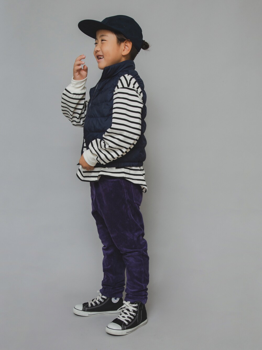 「コーデュロイ、BEAMS、tiny manon、northface、ダウンジャケット、キャップ、コーデュロイパンツ、コンバース、converse、キッズコーデ、バースデイ、男の子コーデ、秋コーデ、ボーダー、PR」｜「UNIQLOのアイテム（ダウンベスト、ブルー系）」を使った、allen19.ppさん（キッズ・125cm）の秋コーディネートの2枚目の写真