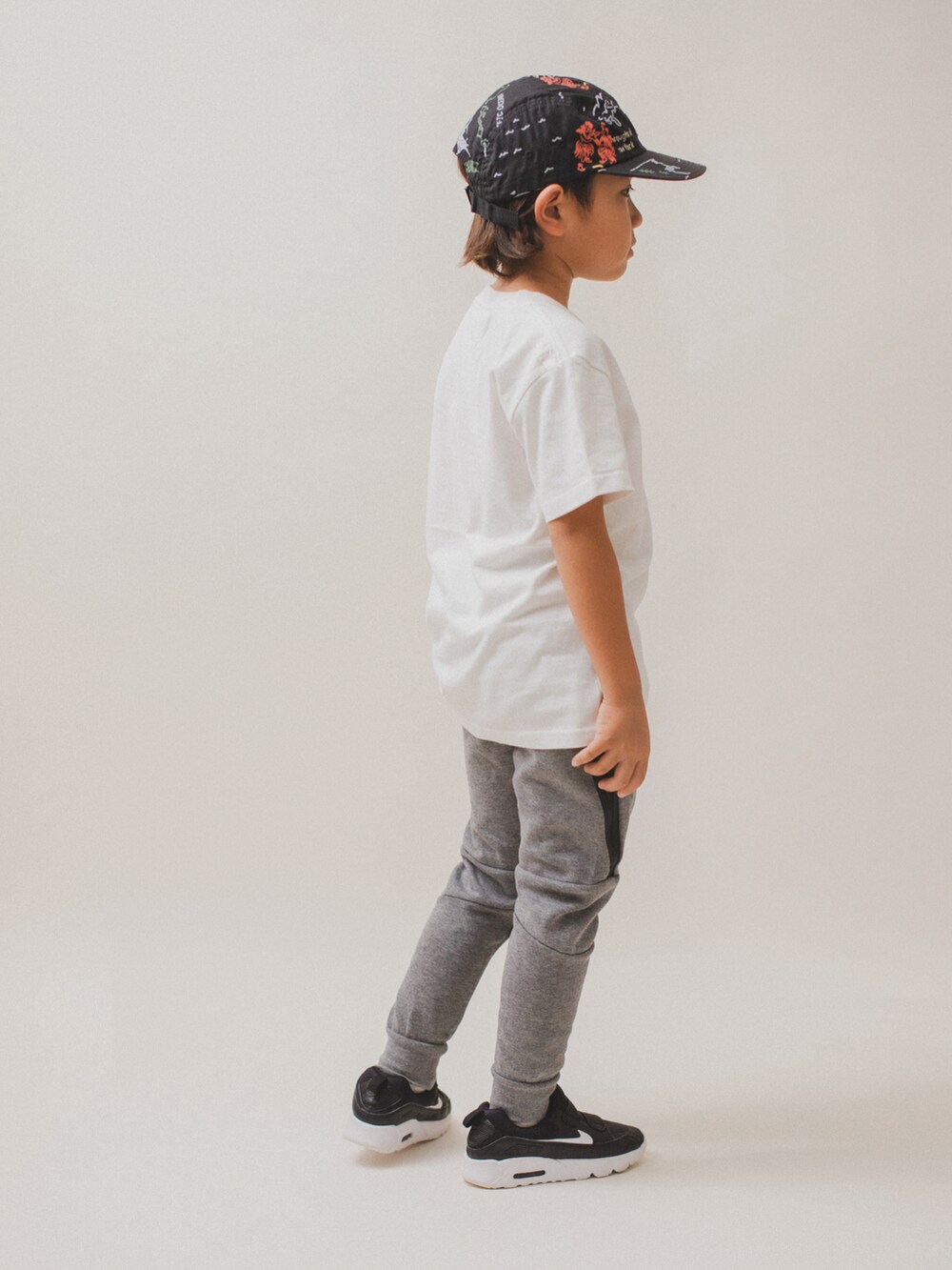 「カジュアルコーデ、スニーカー、キャップ、スニーカーコーデ、ストリート、カジュアル、Tシャツ、NIKE、stussy、秋コーデ、キッズコーデ、普段着、小学生、スエット」｜「United AthleのUnited Athle/5.6オンス ハイクオリティー 無地 コットン Tシャツ 〈90～120cm〉（Tシャツ/カットソー、ホワイト系）」を使った、allen19.ppさん（キッズ・120cm）の秋コーディネートの5枚目の写真