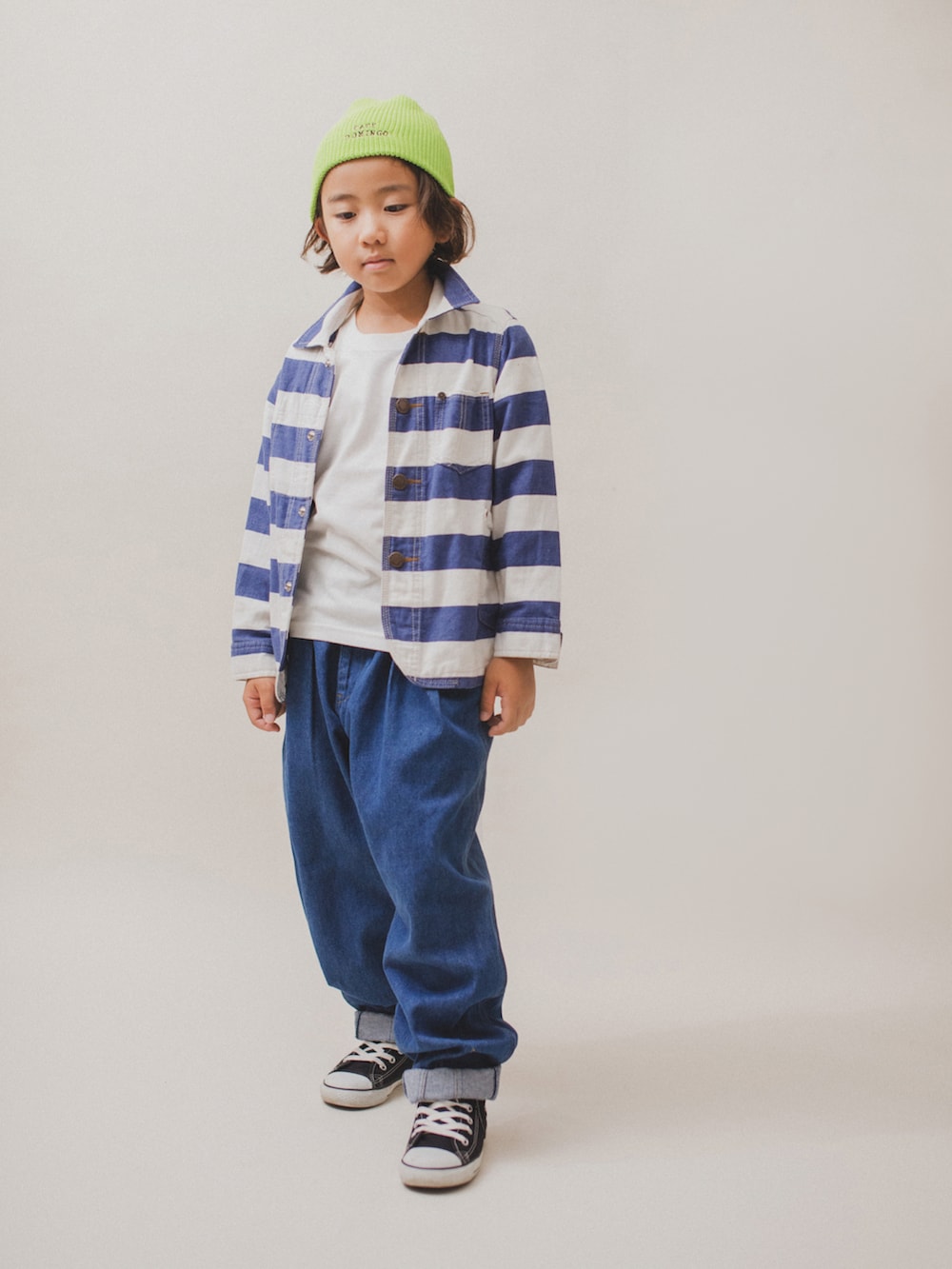 「ニット帽、ボーダー、デニムジャケット、秋のコーデ、コンバース、白Tシャツ、デニム、男の子、男の子コーデ、ジャケット、秋冬コーデ、古着MIX、ブルー、kids、ワイドパンツ」｜「CIAOPANIC TYPYの【KIDS】【TYPY DENIM】甘織デニムタックボリュームパンツ（デニムパンツ、ブルー系）」を使った、allen19.ppさん（キッズ・125cm）の秋コーディネートの2枚目の写真