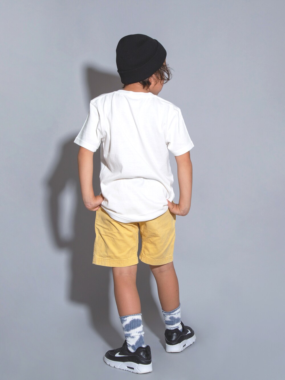 「キッズファッション、スニーカー、キッズコーデ、小学生、Tシャツ、guramicci、タイダイ柄、カラー×コーデ、NIKE、白Tシャツ、ニット帽、男の子、ハーフパンツ、キイロ」｜「United AthleのUnited Athle/5.6オンス ハイクオリティー 無地 コットン Tシャツ 〈90～120cm〉（Tシャツ/カットソー、ホワイト系）」を使った、allen19.ppさん（キッズ・120cm）の秋コーディネートの3枚目の写真