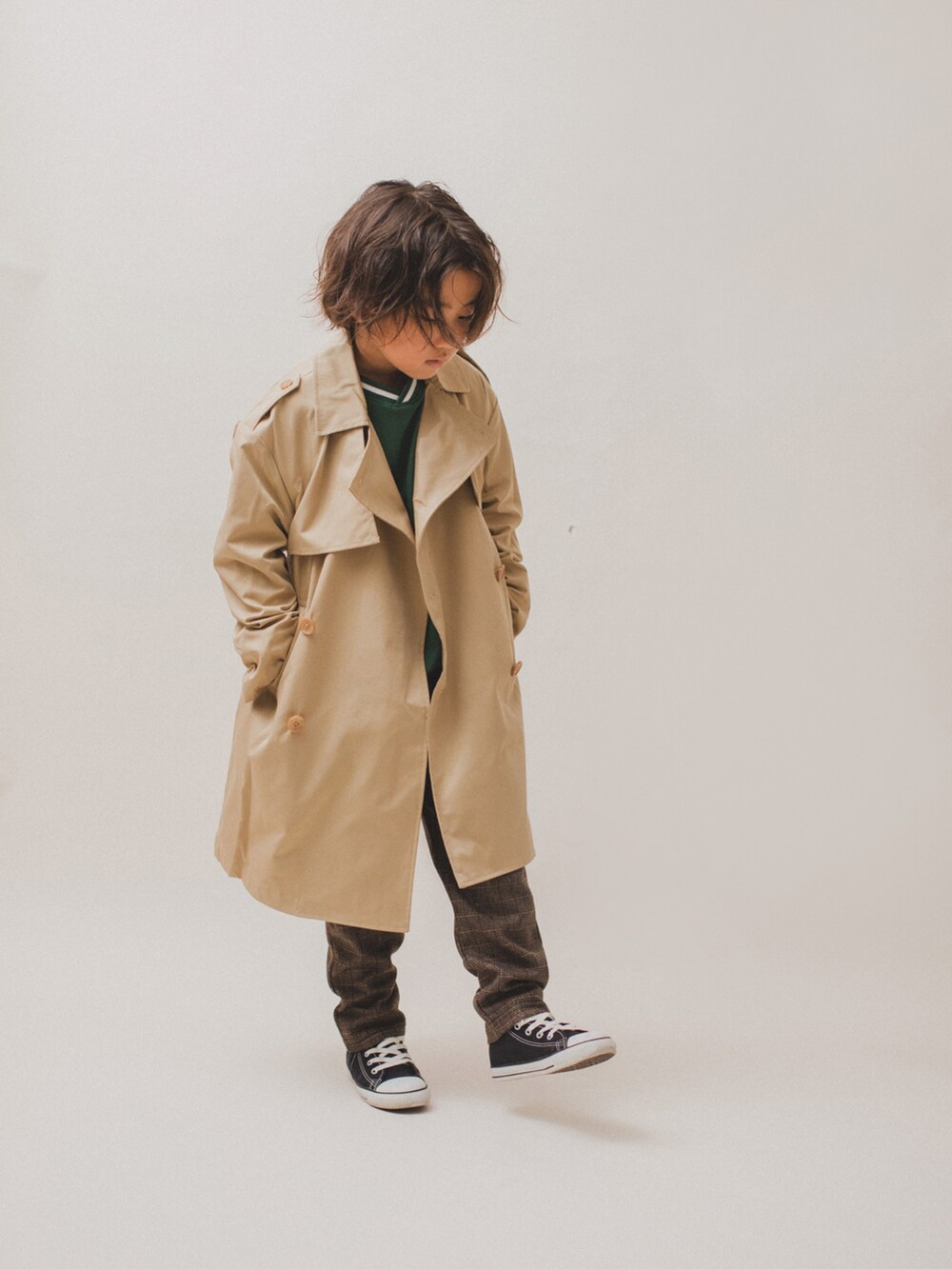 「キッズファッション、キッズコーデ、トレンチコート、ブラウンパンツ、ブラウンコーデ、ブラウン、converse、コンバース、秋コーデ、秋冬コーデ、男の子、きれいめカジュアル、PR」｜「tinymanonのアイテム（パンツ、ブラウン系）」を使った、allen19.ppさん（キッズ・120cm）の秋コーディネートの2枚目の写真