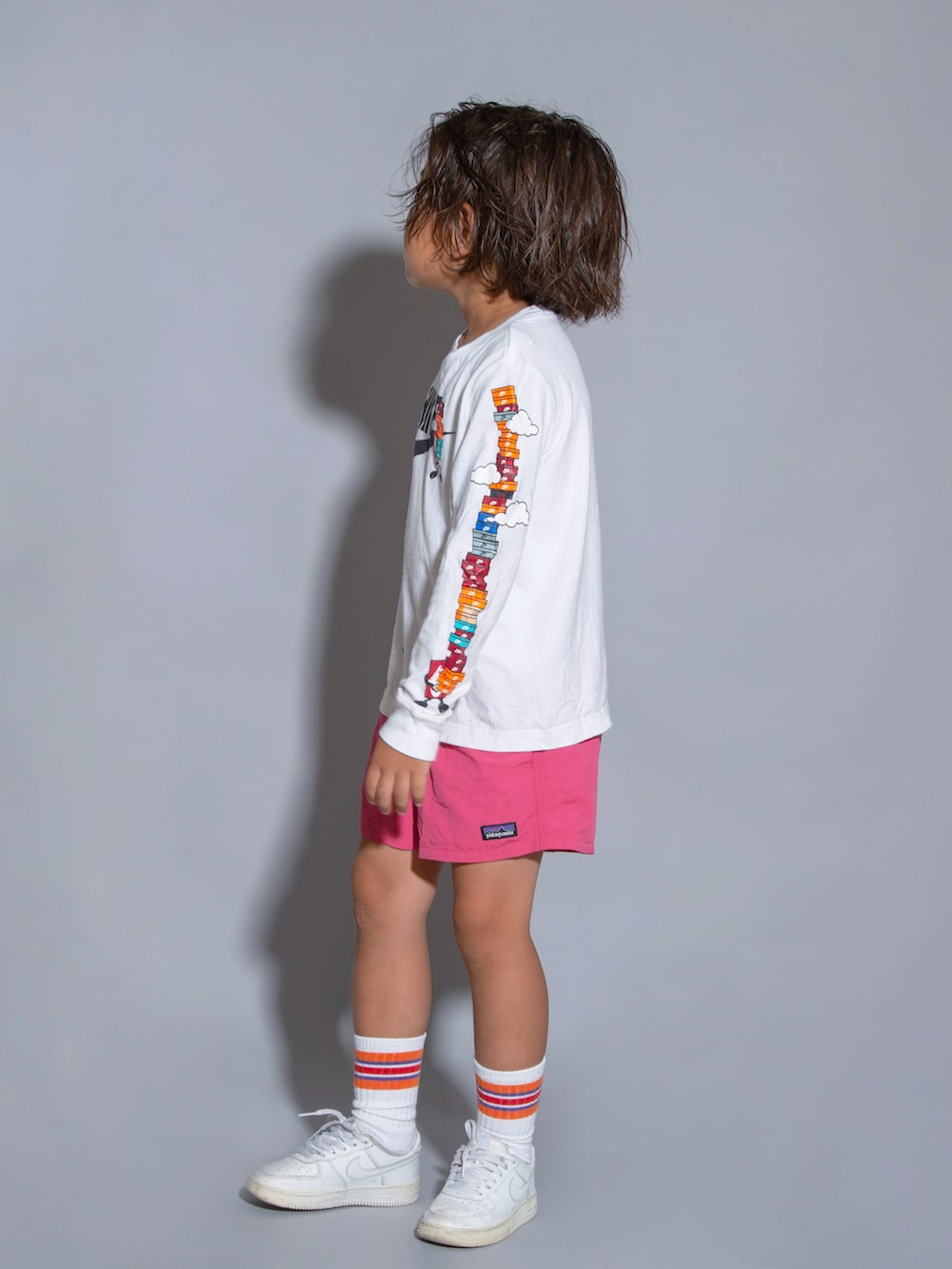 「NIKE、キッズコーデ、ハーフパンツ、ストリート、キッズファッション、スニーカー、ロンT、秋物準備はじめました、男の子コーデ、カラーパンツ、スポーツミックス」｜「NIKEのアイテム（Tシャツ/カットソー、ホワイト系）」を使った、allen19.ppさん（キッズ・120cm）の秋コーディネートの3枚目の写真
