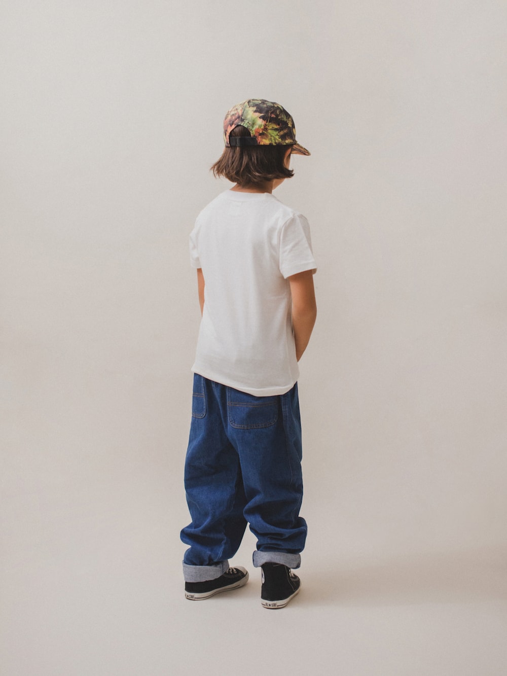 「カジュアルコーデ、ストリート、デニムパンツ、白Tシャツ、デニム、デニムコーデ、キャップ、converse、コンバース、カジュアル、ストリートコーデ、キッズコーデ、白T×デニム、キッズファッション」｜「CIAOPANIC TYPYの【KIDS】【TYPY DENIM】甘織デニムタックボリュームパンツ（デニムパンツ、ブルー系）」を使った、allen19.ppさん（キッズ・120cm）の秋コーディネートの3枚目の写真