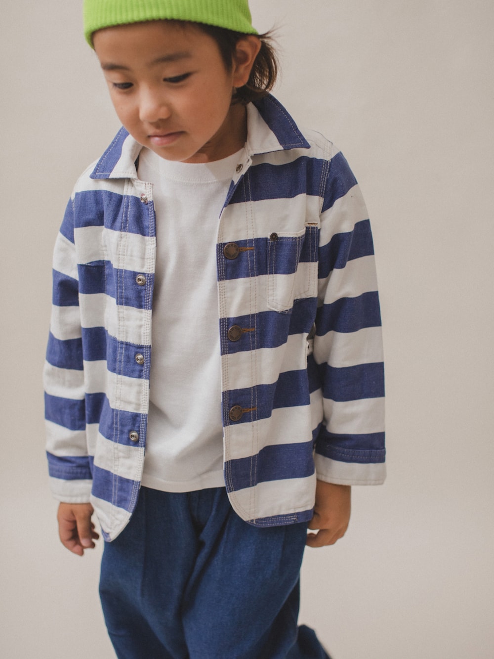 「ニット帽、ボーダー、デニムジャケット、秋のコーデ、コンバース、白Tシャツ、デニム、男の子、男の子コーデ、ジャケット、秋冬コーデ、古着MIX、ブルー、kids、ワイドパンツ」｜「CIAOPANIC TYPYの【KIDS】【TYPY DENIM】甘織デニムタックボリュームパンツ（デニムパンツ、ブルー系）」を使った、allen19.ppさん（キッズ・125cm）の秋コーディネートの4枚目の写真