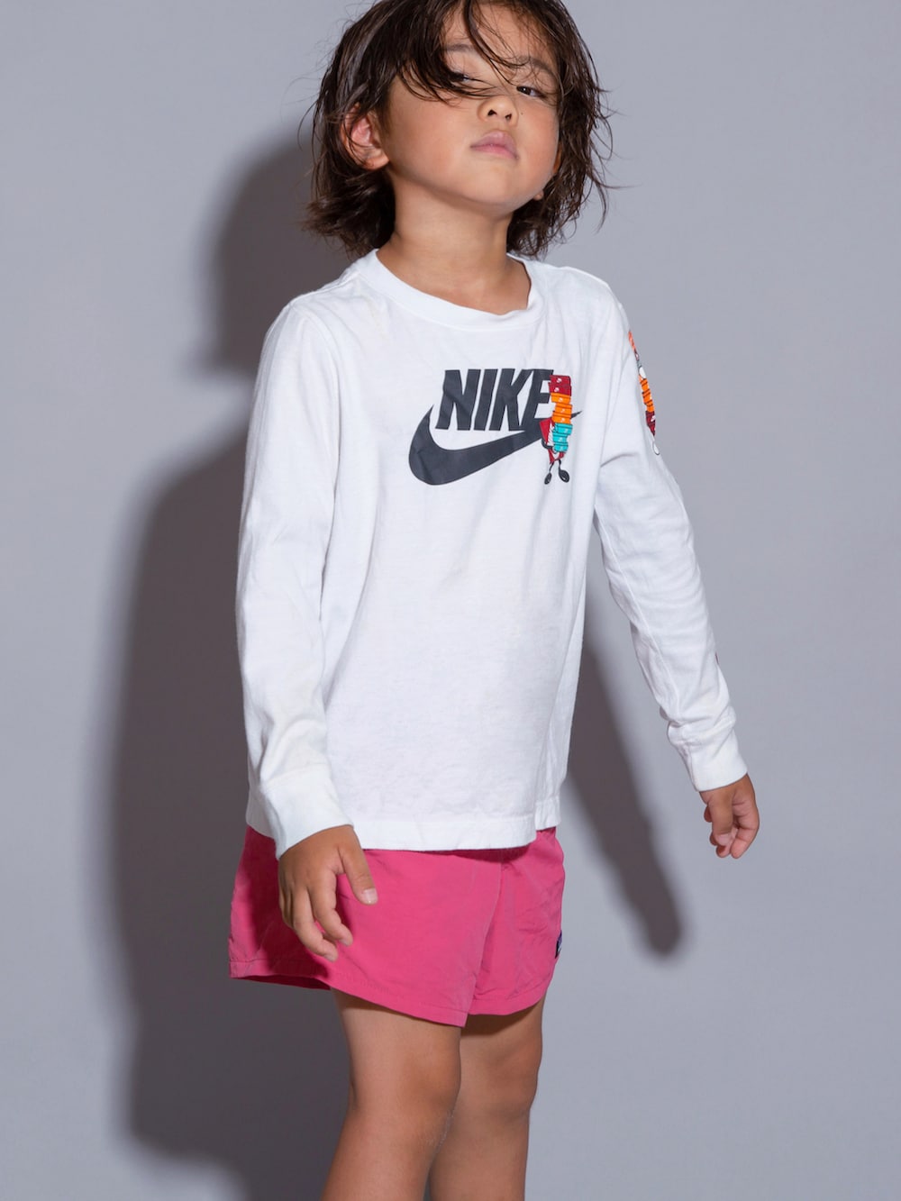 「NIKE、キッズコーデ、ハーフパンツ、ストリート、キッズファッション、スニーカー、ロンT、秋物準備はじめました、男の子コーデ、カラーパンツ、スポーツミックス」｜「NIKEのアイテム（Tシャツ/カットソー、ホワイト系）」を使った、allen19.ppさん（キッズ・120cm）の秋コーディネートの2枚目の写真