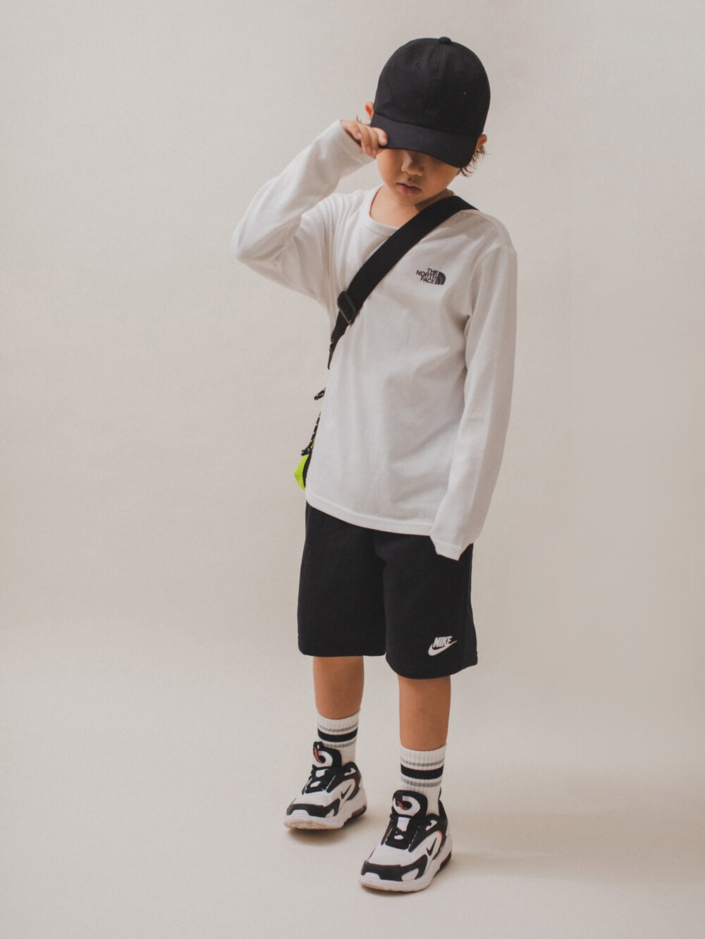 「秋冬コーデ、グローバルワーク(GLOBAL WORK)、ハーフパンツ、NIKE、NIKE AIR MAX、ノースフェイス、休日スタイル、秋コーデ、ロンT、ストリートコーデ、ショルダーバッグ、カジュアルコーデ、スポーツミックス、キャップ、スニーカー」｜「GLOBAL WORKの洗える抗菌／ロゴCAP/187436（キャップ、ブラック系）」を使った、allen19.ppさん（キッズ・120cm）の秋コーディネートの3枚目の写真
