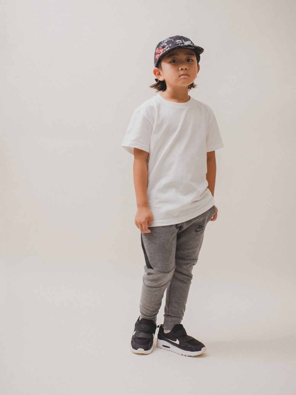 「カジュアルコーデ、スニーカー、キャップ、スニーカーコーデ、ストリート、カジュアル、Tシャツ、NIKE、stussy、秋コーデ、キッズコーデ、普段着、小学生、スエット」｜「United AthleのUnited Athle/5.6オンス ハイクオリティー 無地 コットン Tシャツ 〈90～120cm〉（Tシャツ/カットソー、ホワイト系）」を使った、allen19.ppさん（キッズ・120cm）の秋コーディネートの4枚目の写真