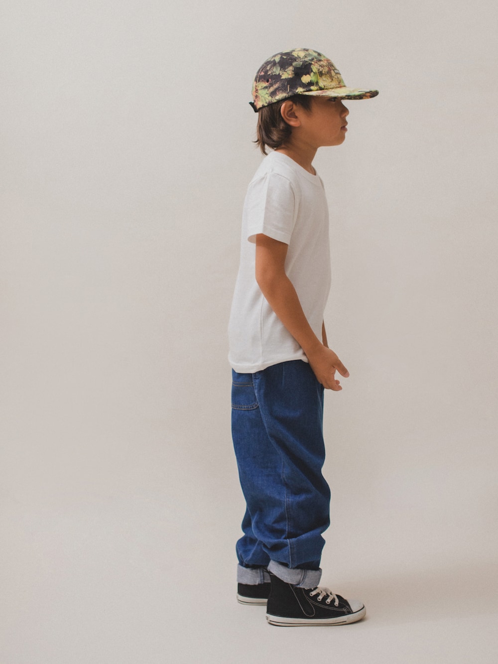 「カジュアルコーデ、ストリート、デニムパンツ、白Tシャツ、デニム、デニムコーデ、キャップ、converse、コンバース、カジュアル、ストリートコーデ、キッズコーデ、白T×デニム、キッズファッション」｜「CIAOPANIC TYPYの【KIDS】【TYPY DENIM】甘織デニムタックボリュームパンツ（デニムパンツ、ブルー系）」を使った、allen19.ppさん（キッズ・120cm）の秋コーディネートの2枚目の写真