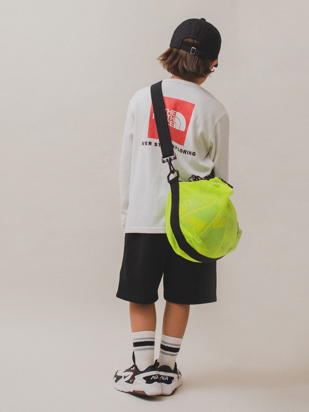 「秋冬コーデ、グローバルワーク(GLOBAL WORK)、ハーフパンツ、NIKE、NIKE AIR MAX、ノースフェイス、休日スタイル、秋コーデ、ロンT、ストリートコーデ、ショルダーバッグ、カジュアルコーデ、スポーツミックス、キャップ、スニーカー」｜「GLOBAL WORKの洗える抗菌／ロゴCAP/187436（キャップ、ブラック系）」を使った、allen19.ppさん（キッズ・120cm）の秋コーディネートの2枚目の写真