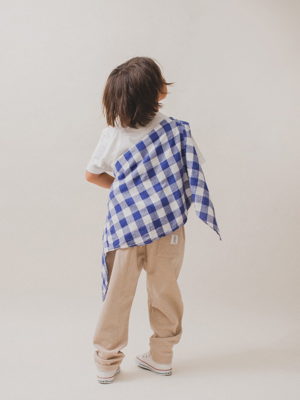 「カジュアルコーデ、プチプラ、tiny manon、ベージュ、チェックシャツ、白Tシャツ、converse、秋コーデ、きれいめカジュアル、バースデイ、カジュアル、シンプルコーデ、ストリート、キッズファッション」｜「tinymanonのアイテム（パンツ、ベージュ系）」を使った、allen19.ppさん（キッズ・120cm）の秋コーディネートの5枚目の写真