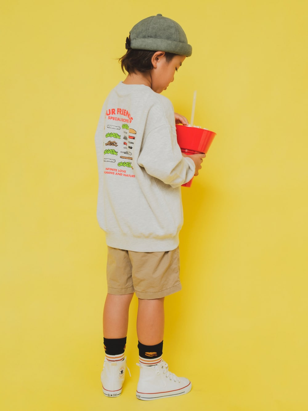 「コンバース、トレーナー、スエット、converse、ビッグシルエット、ハーフパンツ、ポップコーン、devirock、帽子、男の子コーデ、休日スタイル、キッズコーデ、シンプルコーデ、カジュアルコーデ」｜「B:MING by BEAMSのB:MING by BEAMS / フェイクスエード ロールキャップ（キャップ、グレー系）」を使った、allen19.ppさん（キッズ・125cm）の秋コーディネートの3枚目の写真