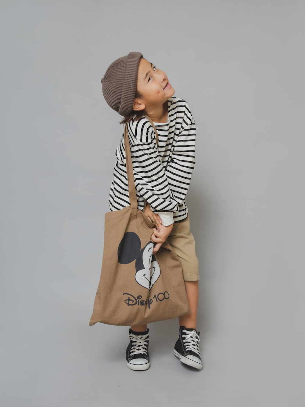 「ボーダートップス、ベージュコーデ、ベージュ、コンバース、秋コーデ、男の子コーデ、ハイカットスニーカー、converse、コーデュロイ、シンプルコーデ、トートバッグ、バースデイ、ゆるコーデ、wcj、ミッキー」｜「WCJのアイテム（トートバッグ、ブラウン系）」を使った、allen19.ppさん（キッズ・125cm）の秋コーディネートの4枚目の写真