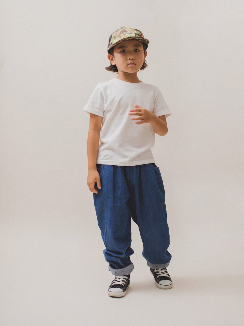 「カジュアルコーデ、ストリート、デニムパンツ、白Tシャツ、デニム、デニムコーデ、キャップ、converse、コンバース、カジュアル、ストリートコーデ、キッズコーデ、白T×デニム、キッズファッション」｜「CIAOPANIC TYPYの【KIDS】【TYPY DENIM】甘織デニムタックボリュームパンツ（デニムパンツ、ブルー系）」を使った、allen19.ppさん（キッズ・120cm）の秋コーディネートの5枚目の写真