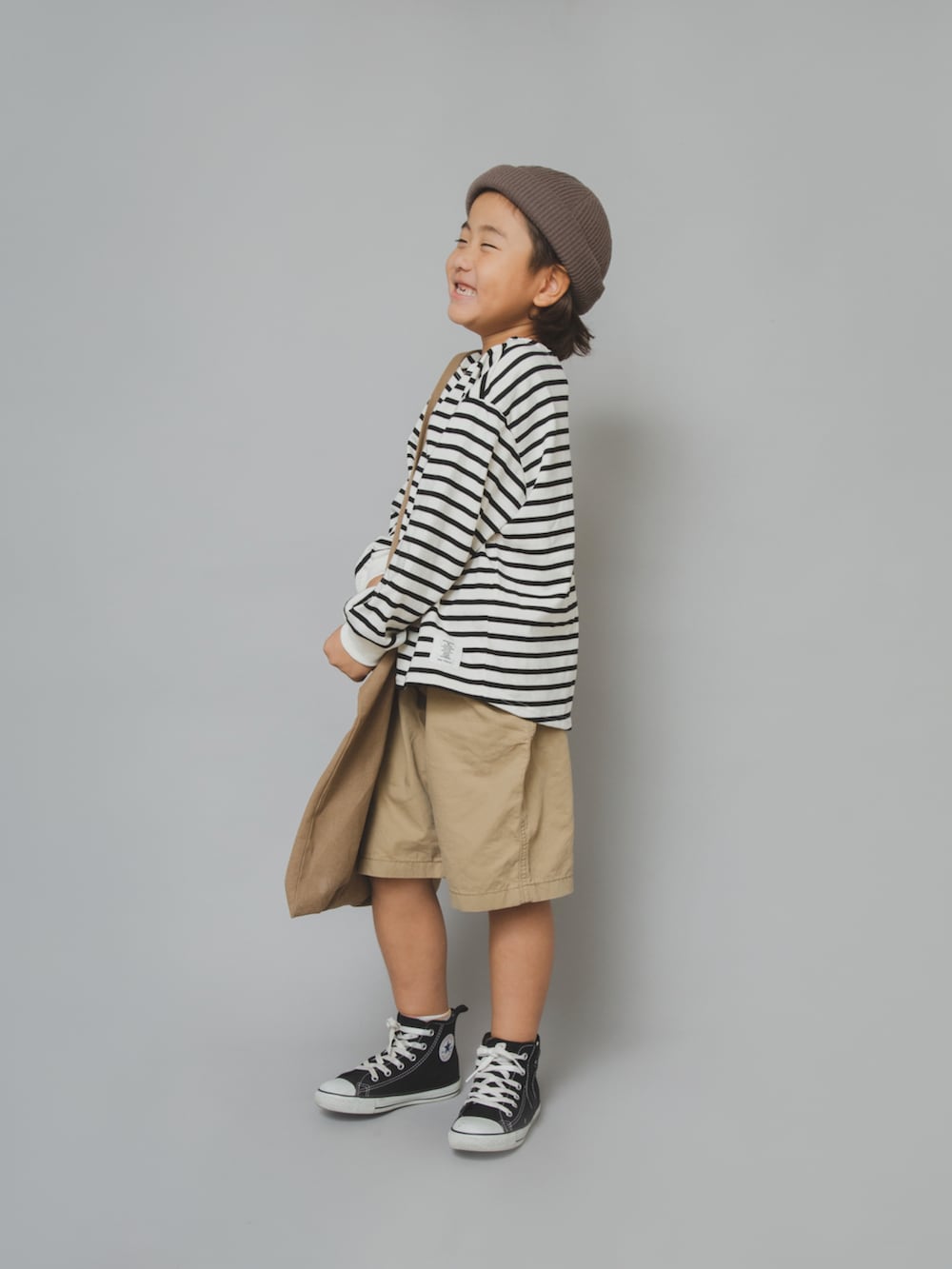 「ボーダートップス、ベージュコーデ、ベージュ、コンバース、秋コーデ、男の子コーデ、ハイカットスニーカー、converse、コーデュロイ、シンプルコーデ、トートバッグ、バースデイ、ゆるコーデ、wcj、ミッキー」｜「WCJのアイテム（トートバッグ、ブラウン系）」を使った、allen19.ppさん（キッズ・125cm）の秋コーディネートの2枚目の写真