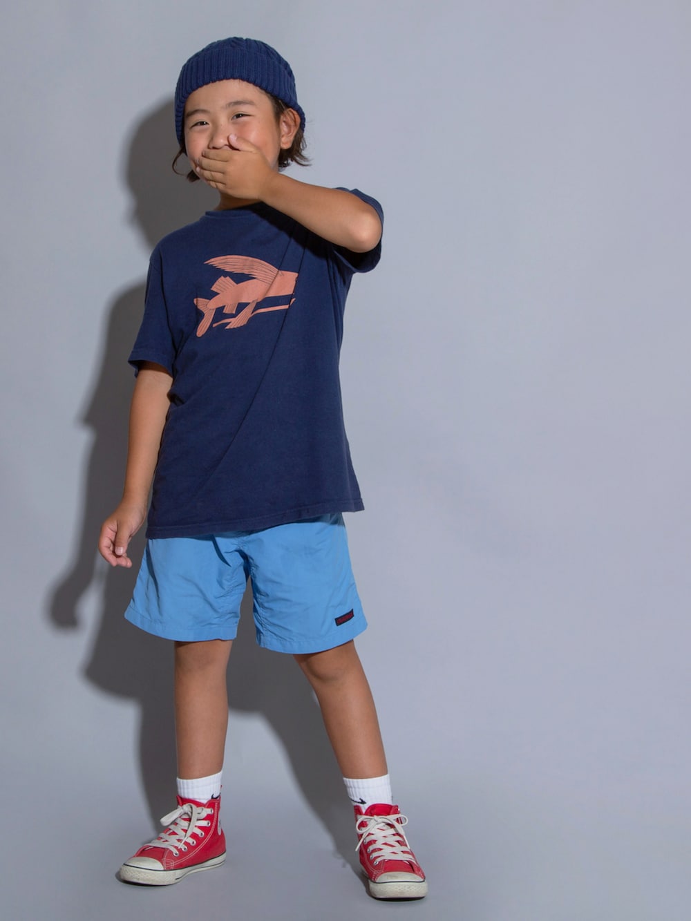 「キッズコーデ、キッズファッション、ハーフパンツ、Tシャツ、小学生、男の子、グラミチ、ニット帽、コンバース、古着MIX、アウトドアスタイル」｜「patagoniaのアイテム（Tシャツ/カットソー、ブルー系）」を使った、allen19.ppさん（キッズ・120cm）の秋コーディネートの3枚目の写真