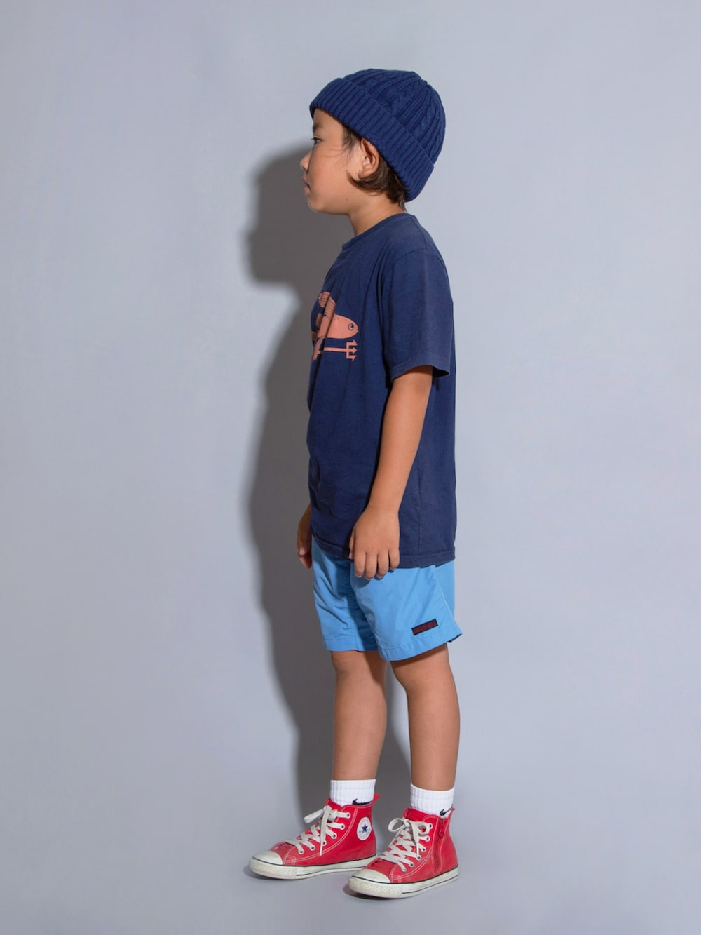「キッズコーデ、キッズファッション、ハーフパンツ、Tシャツ、小学生、男の子、グラミチ、ニット帽、コンバース、古着MIX、アウトドアスタイル」｜「patagoniaのアイテム（Tシャツ/カットソー、ブルー系）」を使った、allen19.ppさん（キッズ・120cm）の秋コーディネートの2枚目の写真