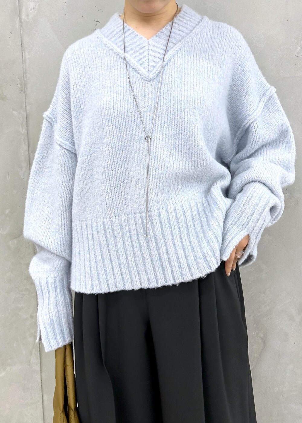 「ブルー、長袖、ライトブルー、ボリュームスリーブ、パンツ、ワイド、パンプス、ポインテッドトゥ、ADAM ET ROPÉ、FEMME、骨格ストレート、イエベ、きれいめカジュアル、大人カジュアル、秋」｜「ADAM ET ROPE'のフォルムウェッジパンプス（パンプス、シルバー系）」を使った、HORIKOSHIさん（レディース・158cm）の夏コーディネートの3枚目の写真