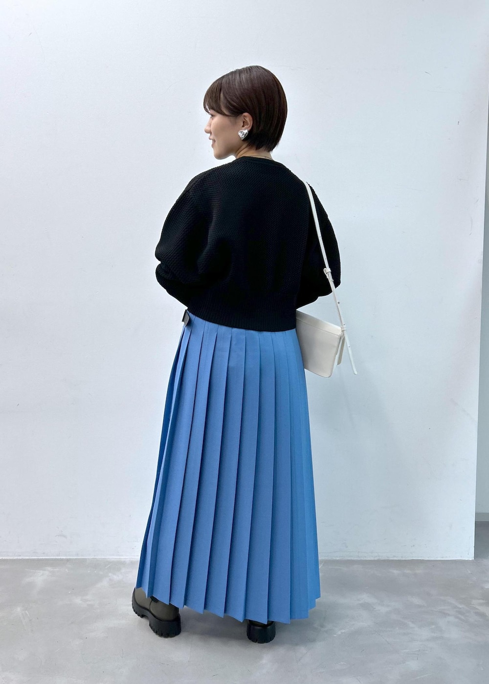 「オニールオブダブリン、ショルダーバッグ、ニット、長袖、カーディガン、スカート、ブルー、ブーツ、ADAM ET ROPÉ、FEMME、SDGs、サステナブル、骨格ストレート、イエベ、きれいめカジュアル」｜「ADAM ET ROPE'の【WEB限定・晴雨兼用】ミドル丈ラグソールサイドゴアブーツ（ブーツ、グリーン系）」を使った、HORIKOSHIさん（レディース・158cm）の夏コーディネートの2枚目の写真