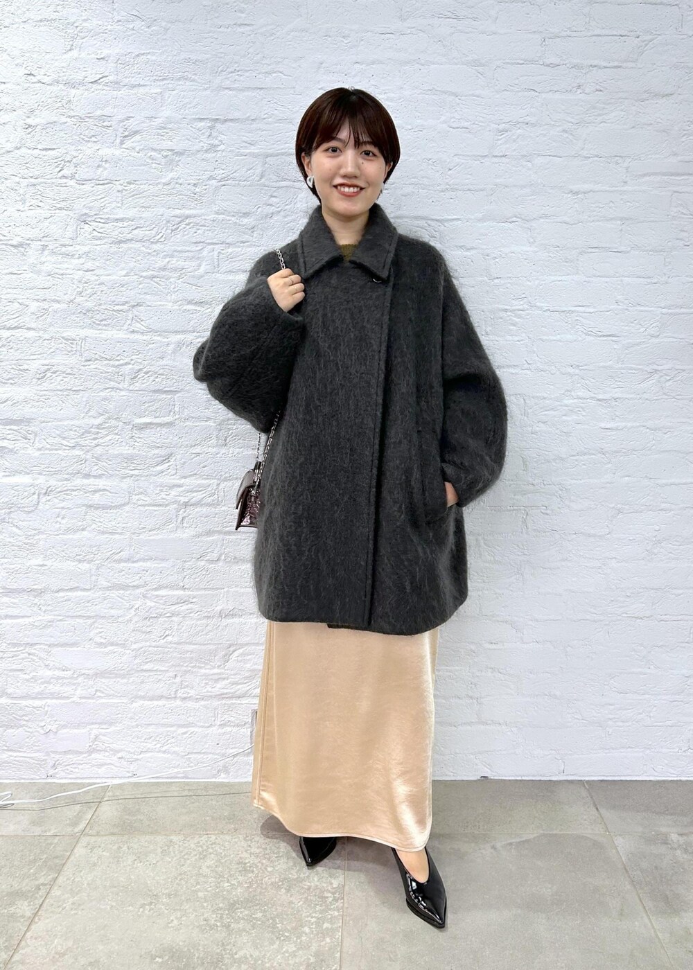 「ADAM ET ROPÉ、FEMME、SDGs、骨格ストレート、イエベ、きれいめ、フェミニン、モード、秋、冬、秋コーデ、冬コーデ、秋ファッション、冬ファッション、23AW秋の新作」｜「ADAM ET ROPE'のスリットサテンマーメイドスカート（スカート、ゴールド系）」を使った、HORIKOSHIさん（レディース・158cm）の夏コーディネートの2枚目の写真