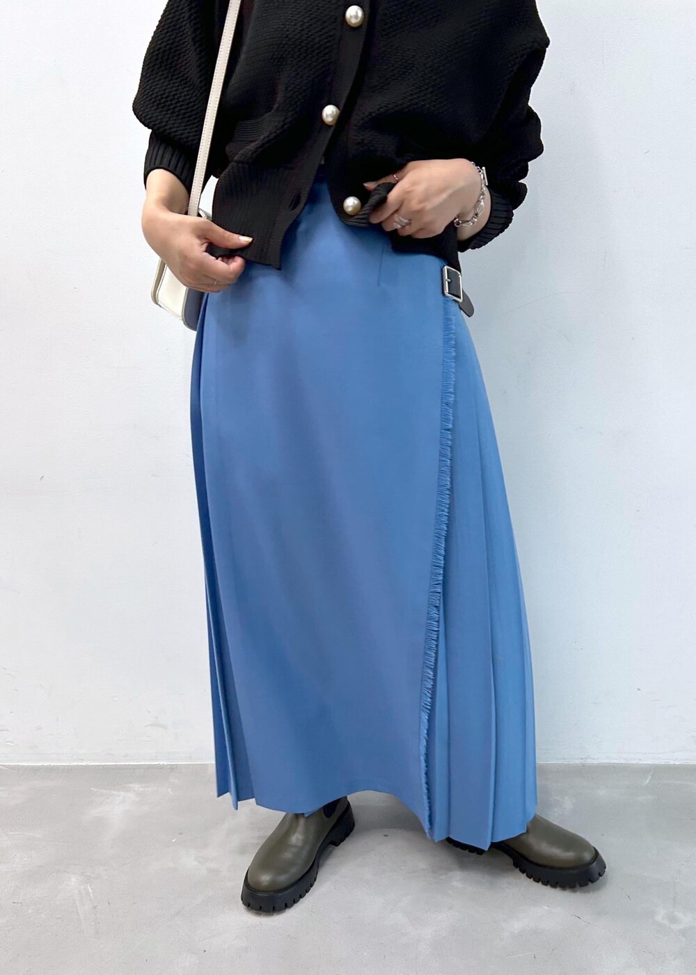 「オニールオブダブリン、ショルダーバッグ、ニット、長袖、カーディガン、スカート、ブルー、ブーツ、ADAM ET ROPÉ、FEMME、SDGs、サステナブル、骨格ストレート、イエベ、きれいめカジュアル」｜「ADAM ET ROPE'の【WEB限定・晴雨兼用】ミドル丈ラグソールサイドゴアブーツ（ブーツ、グリーン系）」を使った、HORIKOSHIさん（レディース・158cm）の夏コーディネートの5枚目の写真