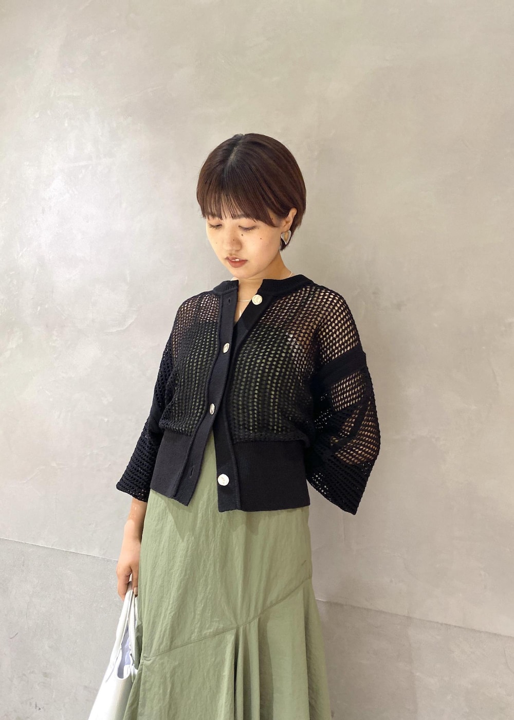 「イエベ春、イエベスプリング、カーディガン、ワンピース、キャミソールワンピース、ADAM ET ROPÉ、FEMME、骨格ストレート、イエベ、きれいめカジュアル、カジュアル、大人カジュアル、春コーデ、夏コーデ、春ファッション」｜「ADAM ET ROPE'のパターンメッシュカーディガン（カーディガン/ボレロ、ブラック系）」を使った、HORIKOSHIさん（レディース・158cm）の春コーディネートの6枚目の写真