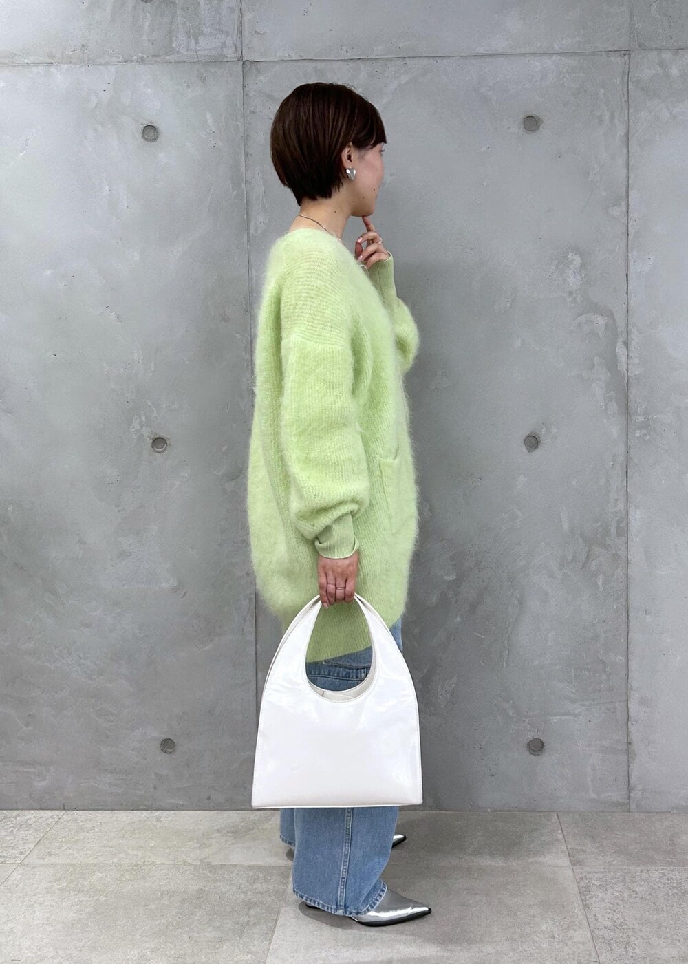 「ニット、カーディガン、オーバーサイズ、ライトグリーン、パンプス、ポインテッドトゥ、ADAM ET ROPÉ、FEMME、SDGs、サステナブル、骨格ストレート、イエベ、きれいめカジュアル、カジュアル、大人カジュアル」｜「ADAM ET ROPE'のデニムカーゴパンツ（カーゴパンツ、ブルー系）」を使った、HORIKOSHIさん（レディース・158cm）の夏コーディネートの3枚目の写真
