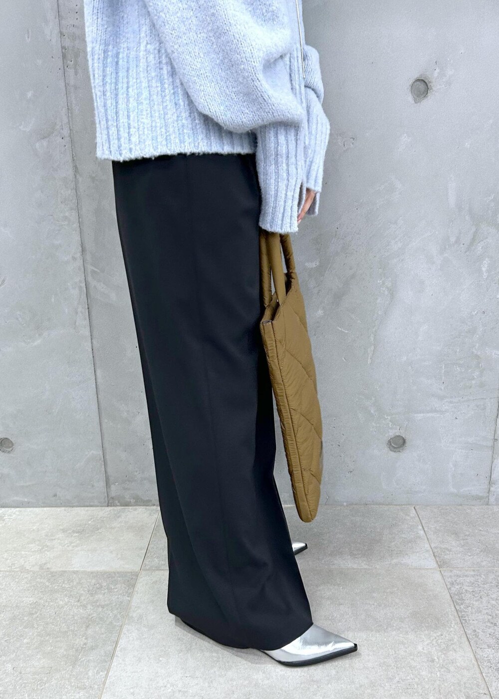 「ブルー、長袖、ライトブルー、ボリュームスリーブ、パンツ、ワイド、パンプス、ポインテッドトゥ、ADAM ET ROPÉ、FEMME、骨格ストレート、イエベ、きれいめカジュアル、大人カジュアル、秋」｜「ADAM ET ROPE'のフォルムウェッジパンプス（パンプス、シルバー系）」を使った、HORIKOSHIさん（レディース・158cm）の夏コーディネートの4枚目の写真