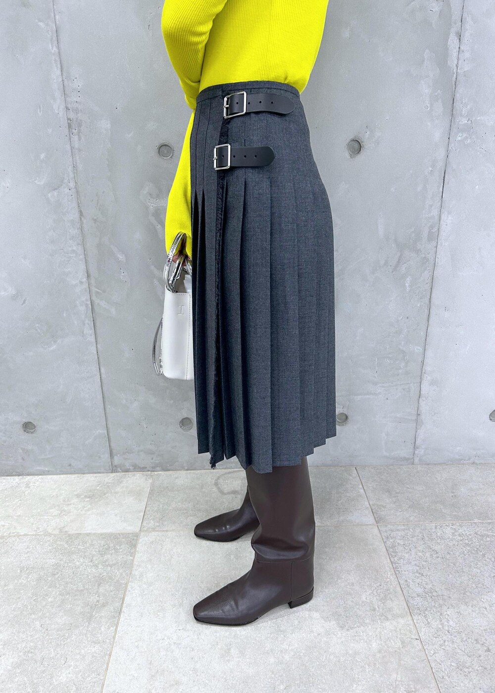 「ハンドバッグ、ニット、長袖、イエロー、スカート、プリーツ、膝丈、ミディアム丈、ブーツ、ADAM ET ROPÉ、FEMME、骨格ストレート、イエベ、きれいめ、きれいめカジュアル」｜「ADAM ET ROPE'のダブルポケット2wayバッグ（ショルダーバッグ、ホワイト系）」を使った、HORIKOSHIさん（レディース・158cm）の夏コーディネートの3枚目の写真