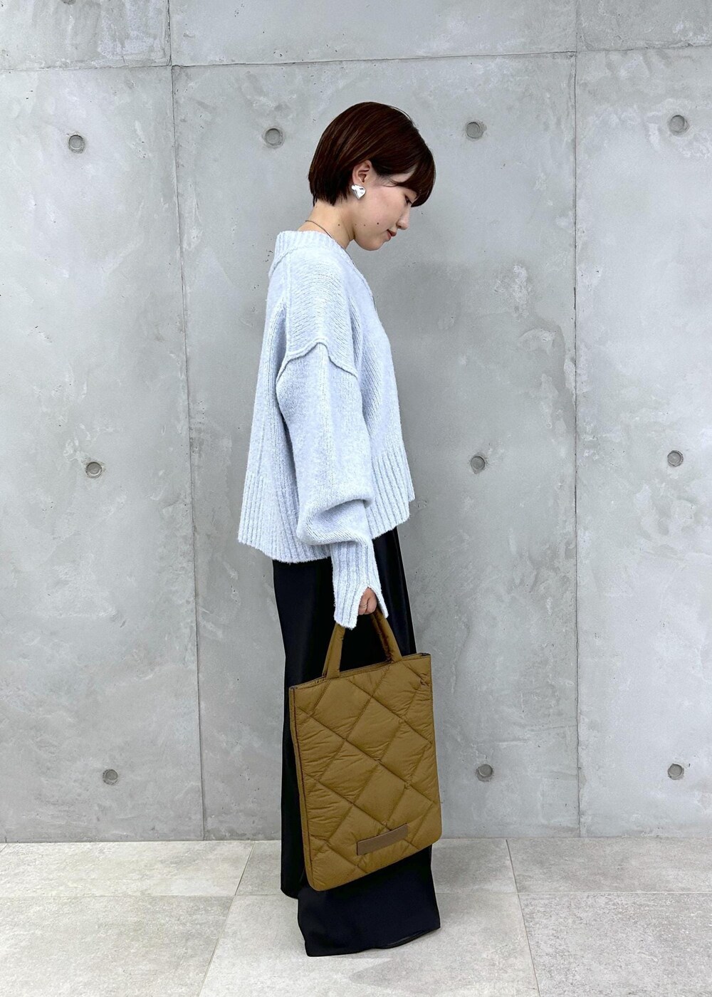 「ブルー、長袖、ライトブルー、ボリュームスリーブ、パンツ、ワイド、パンプス、ポインテッドトゥ、ADAM ET ROPÉ、FEMME、骨格ストレート、イエベ、きれいめカジュアル、大人カジュアル、秋」｜「ADAM ET ROPE'のフォルムウェッジパンプス（パンプス、シルバー系）」を使った、HORIKOSHIさん（レディース・158cm）の夏コーディネートの2枚目の写真