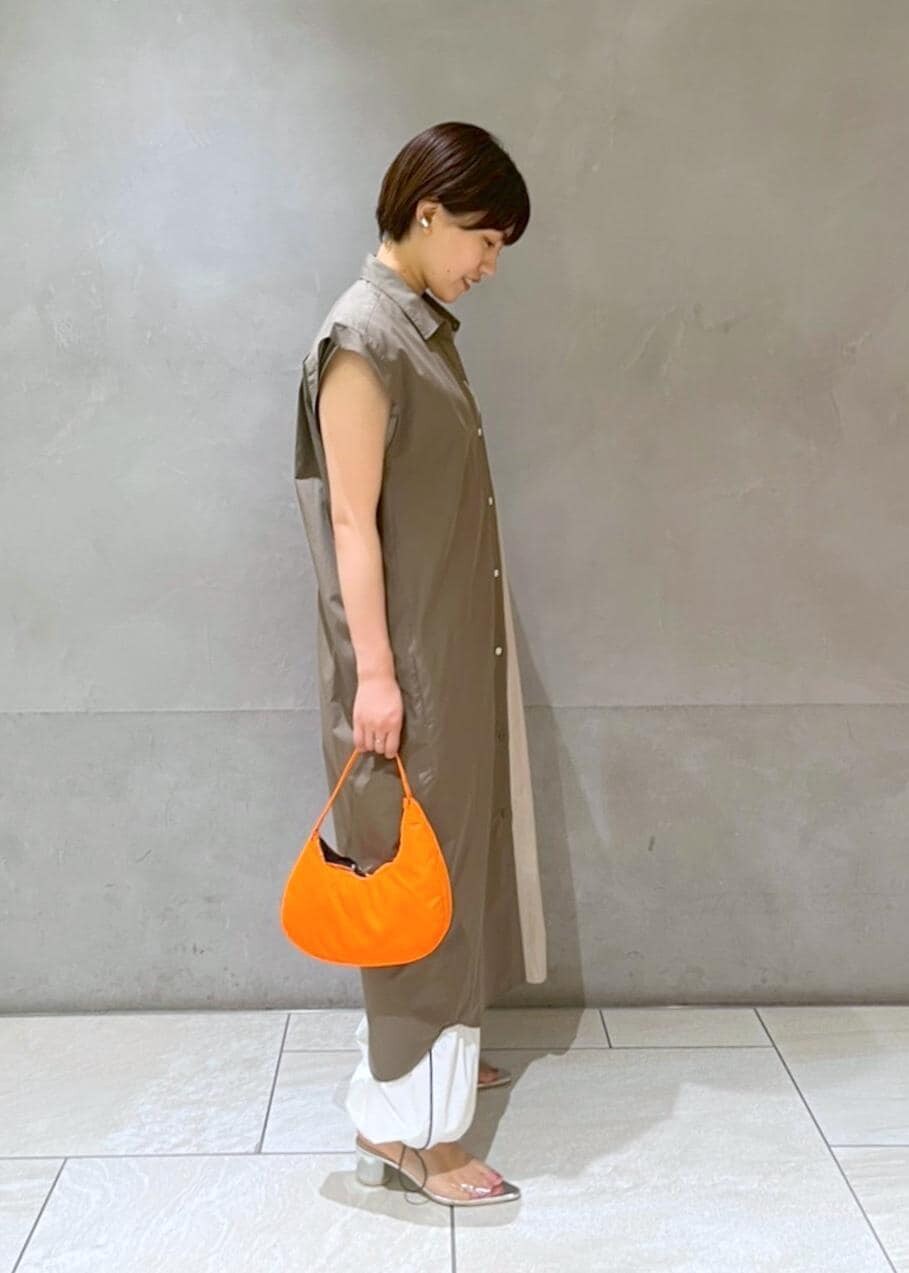 「イエベ春、イエベスプリング、discus、ディスカス、バイオレットルーム、VIOLETTE ROOM、kokyo、ADAM ET ROPÉ、FEMME、SDGs、骨格ストレート、イエベ、カジュアル、大人カジュアル、モード」｜「ADAM ET ROPE'の【kokyo】medialuna bag（ショルダーバッグ、オレンジ系）」を使った、HORIKOSHIさん（レディース・158cm）の夏コーディネートの2枚目の写真