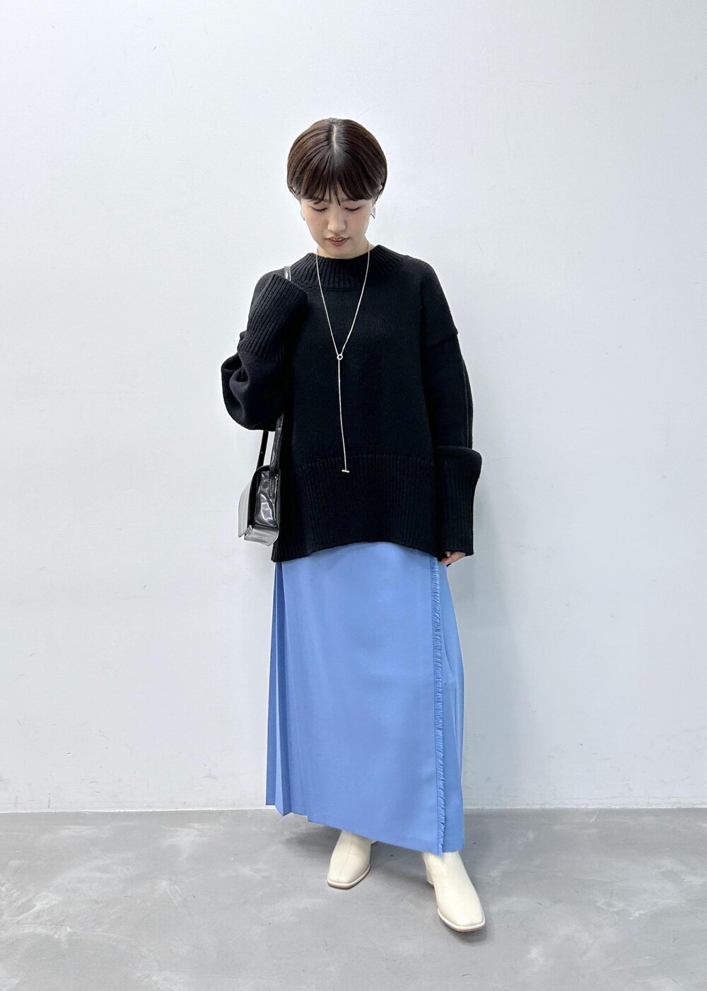 「ニット、長袖、クルーネック、スカート、ブルー、ロング、ADAM ET ROPÉ、FEMME、骨格ストレート、イエベ、カジュアル、大人カジュアル、フェミニン、秋、冬」｜「O'NEIL of DUBLINの【O'Neil of Dublin for ADAM ET ROPE'】FASHION MAXI KILT（スカート、ブルー系）」を使った、HORIKOSHIさん（レディース・158cm）の夏コーディネートの2枚目の写真