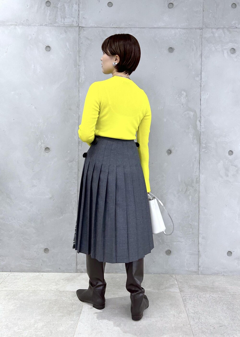 「ハンドバッグ、ニット、長袖、イエロー、スカート、プリーツ、膝丈、ミディアム丈、ブーツ、ADAM ET ROPÉ、FEMME、骨格ストレート、イエベ、きれいめ、きれいめカジュアル」｜「ADAM ET ROPE'のダブルポケット2wayバッグ（ショルダーバッグ、ホワイト系）」を使った、HORIKOSHIさん（レディース・158cm）の夏コーディネートの4枚目の写真