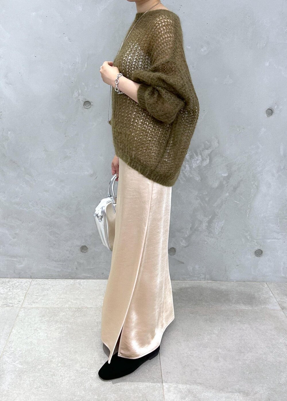 「ショルダーバッグ、ハンドバッグ、ニット、ボリュームスリーブ、スカート、パンプス、ADAM ET ROPÉ、FEMME、SDGs、サステナブル、イエベ、きれいめ、フェミニン、秋、冬」｜「ADAM ET ROPE'のスリットサテンマーメイドスカート（スカート、ゴールド系）」を使った、HORIKOSHIさん（レディース・158cm）の夏コーディネートの3枚目の写真