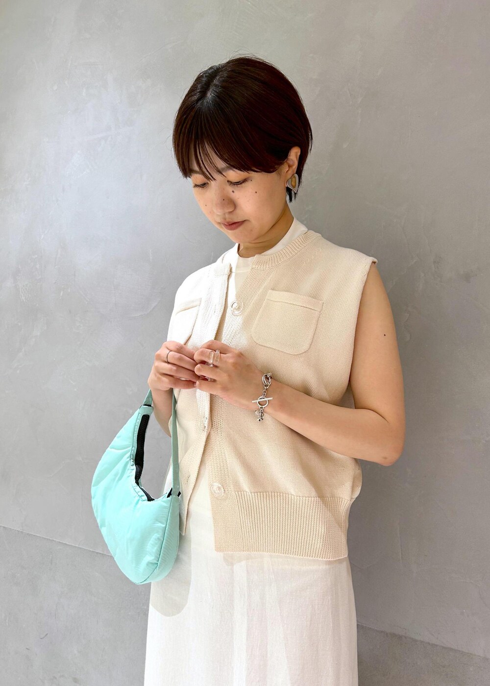 「sana、sana for adam et rope、kokyo、イエベ春、イエベスプリング、ADAM ET ROPÉ、FEMME、SDGs、サステナブル、骨格ストレート、イエベ、カジュアル、大人カジュアル、フェミニン、春」|「ADAM ET ROPE'の【kokyo】medialuna bag(ショルダーバッグ、ブルー系)」を使った、HORIKOSHIさん(レディース・158cm)の夏コーディネートの4枚目の写真