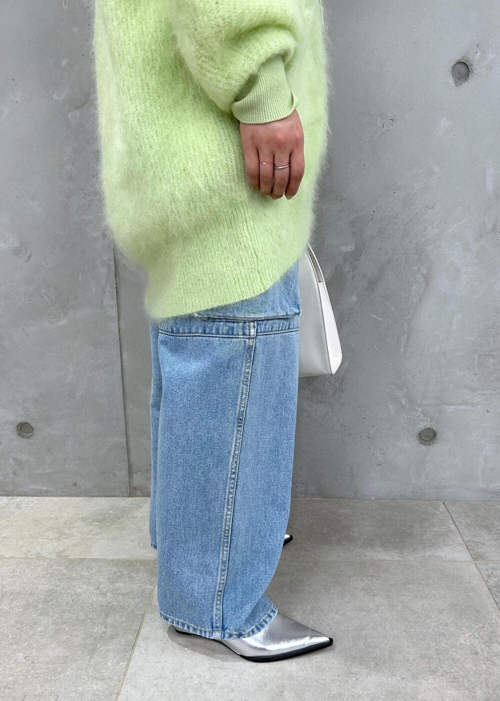 「ニット、カーディガン、オーバーサイズ、ライトグリーン、パンプス、ポインテッドトゥ、ADAM ET ROPÉ、FEMME、SDGs、サステナブル、骨格ストレート、イエベ、きれいめカジュアル、カジュアル、大人カジュアル」｜「ADAM ET ROPE'のデニムカーゴパンツ（カーゴパンツ、ブルー系）」を使った、HORIKOSHIさん（レディース・158cm）の夏コーディネートの5枚目の写真