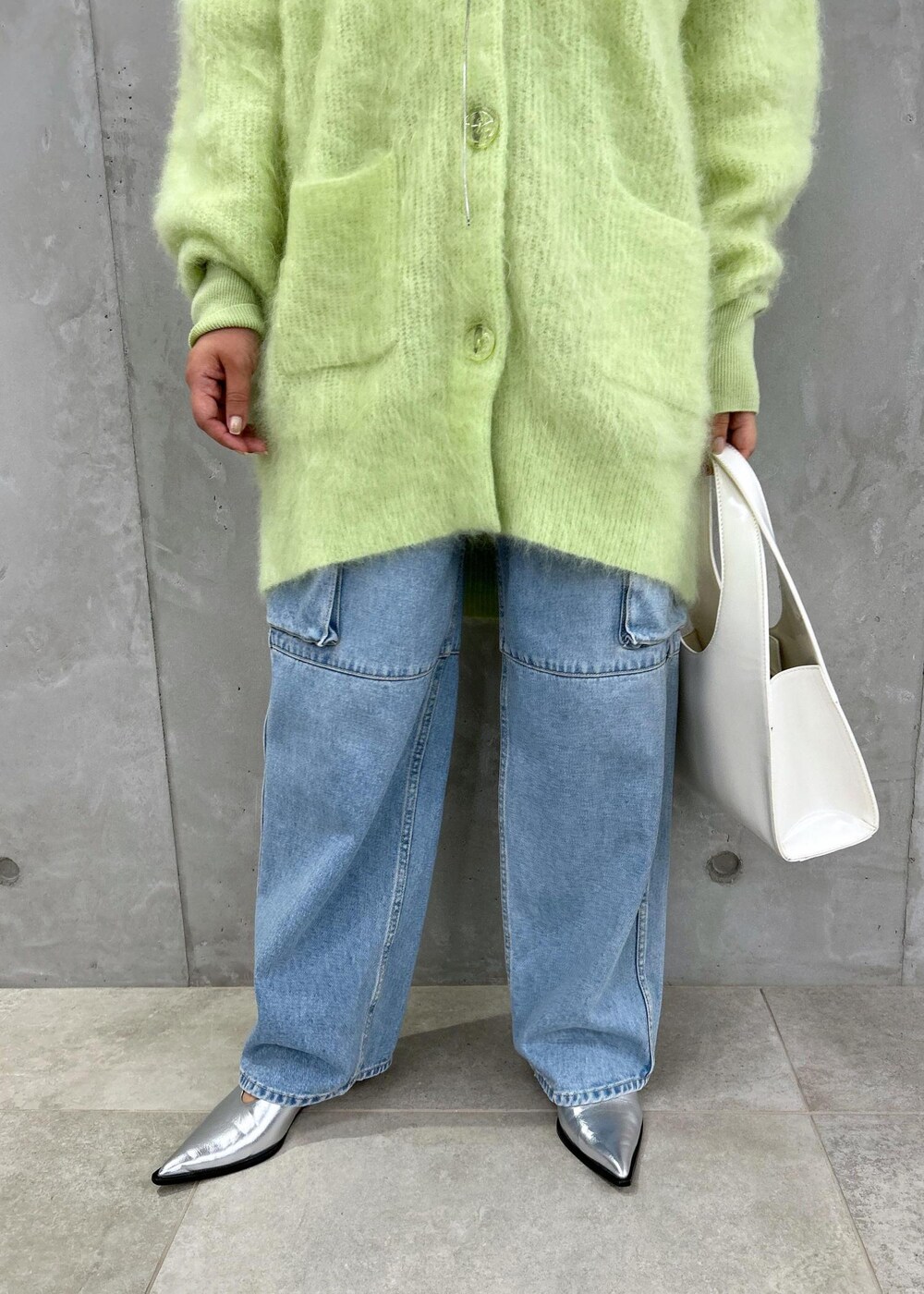 「ニット、カーディガン、オーバーサイズ、ライトグリーン、パンプス、ポインテッドトゥ、ADAM ET ROPÉ、FEMME、SDGs、サステナブル、骨格ストレート、イエベ、きれいめカジュアル、カジュアル、大人カジュアル」｜「ADAM ET ROPE'のデニムカーゴパンツ（カーゴパンツ、ブルー系）」を使った、HORIKOSHIさん（レディース・158cm）の夏コーディネートの4枚目の写真